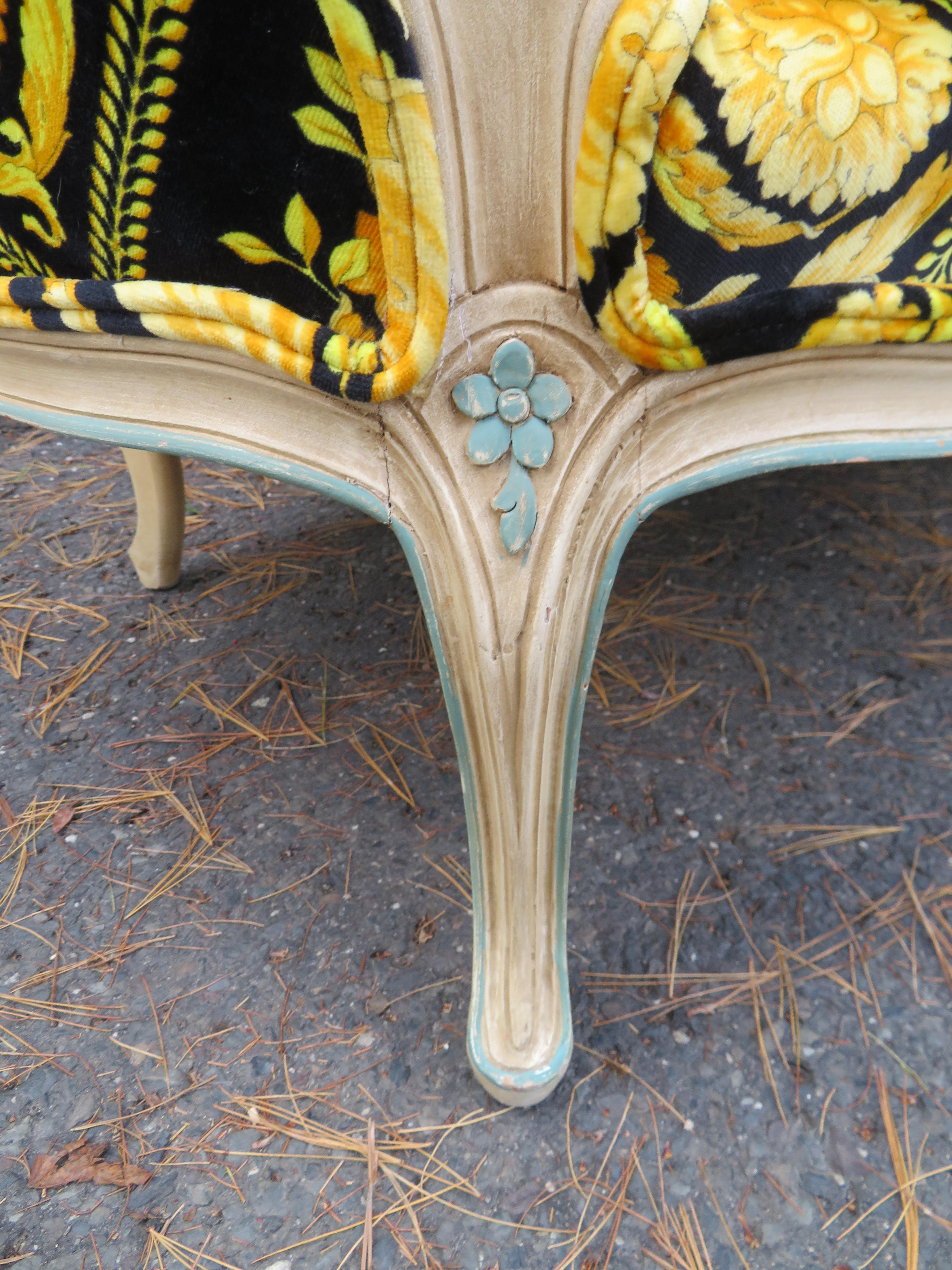 Hollywood Regency Sofa vintage en bois courbé sculpté de style campagnard français avec tissu en velours Versace personnalisé en vente