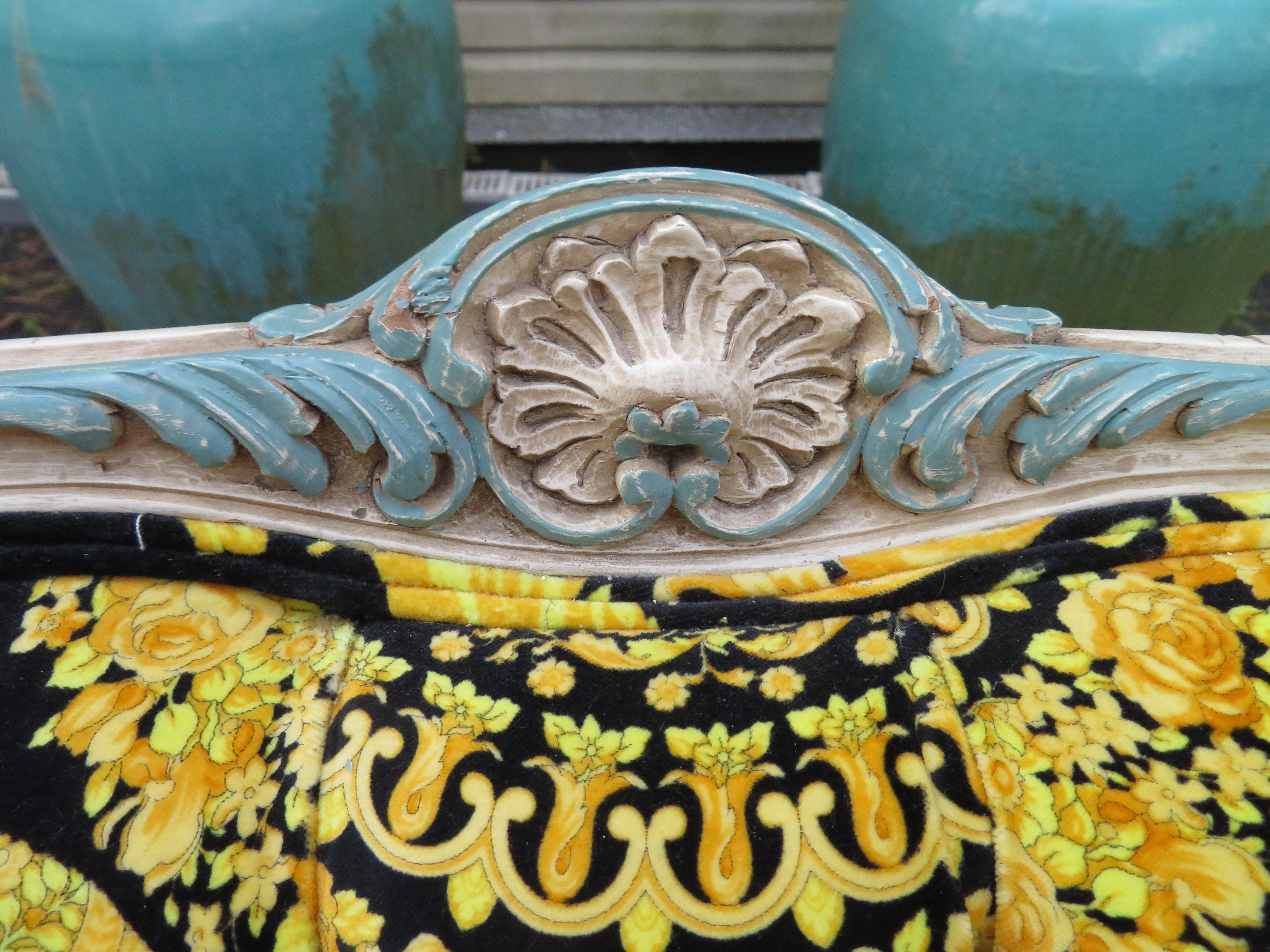 Peint Sofa vintage en bois courbé sculpté de style campagnard français avec tissu en velours Versace personnalisé en vente