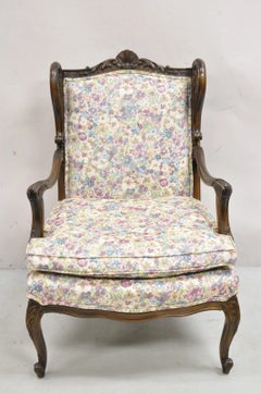 Chaise à accoudoir vintage en noyer sculpté de style français