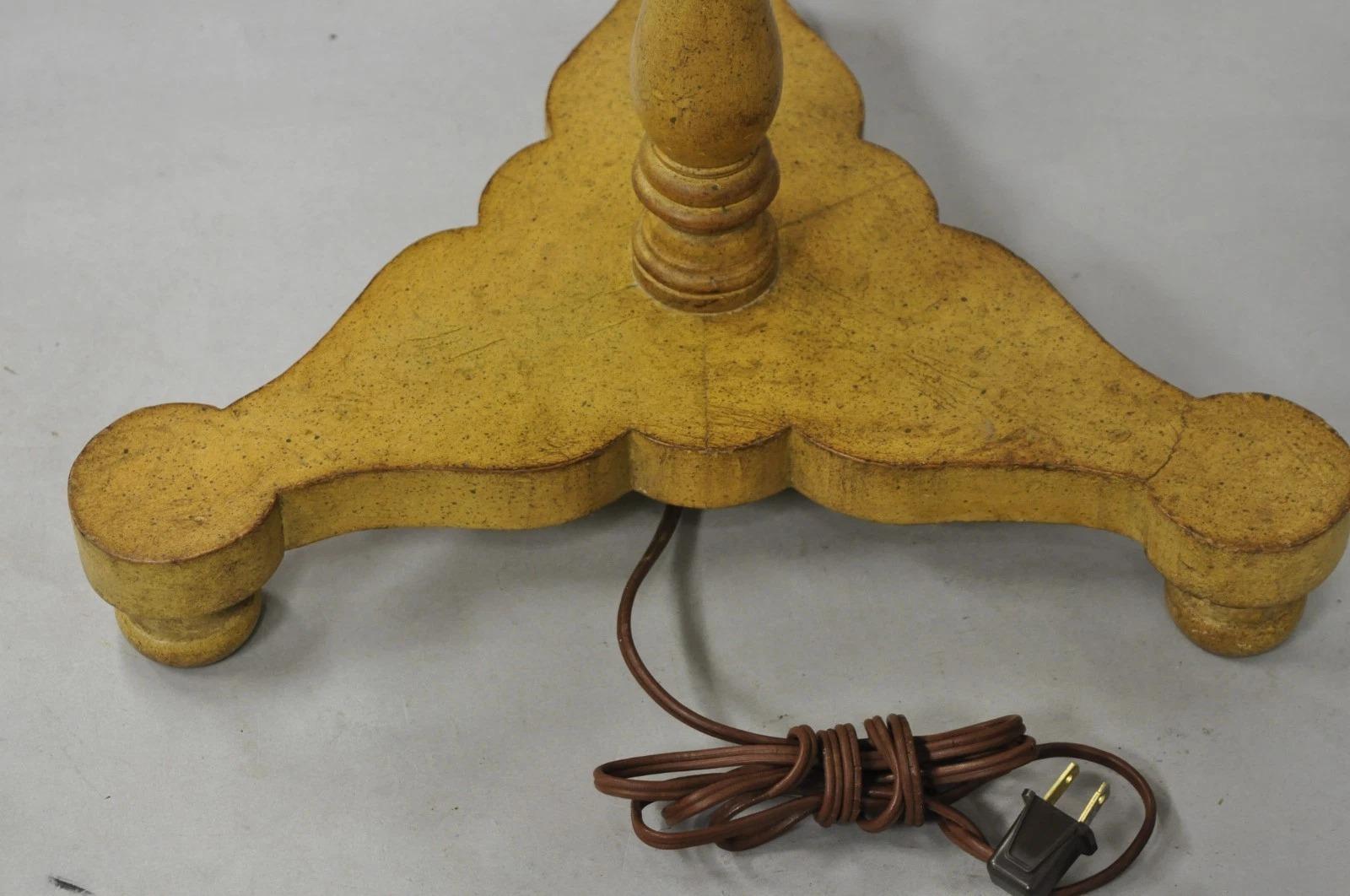 Lampada da terra a piedistallo con candeliere in legno intagliato di campagna francese d'epoca in vendita 4