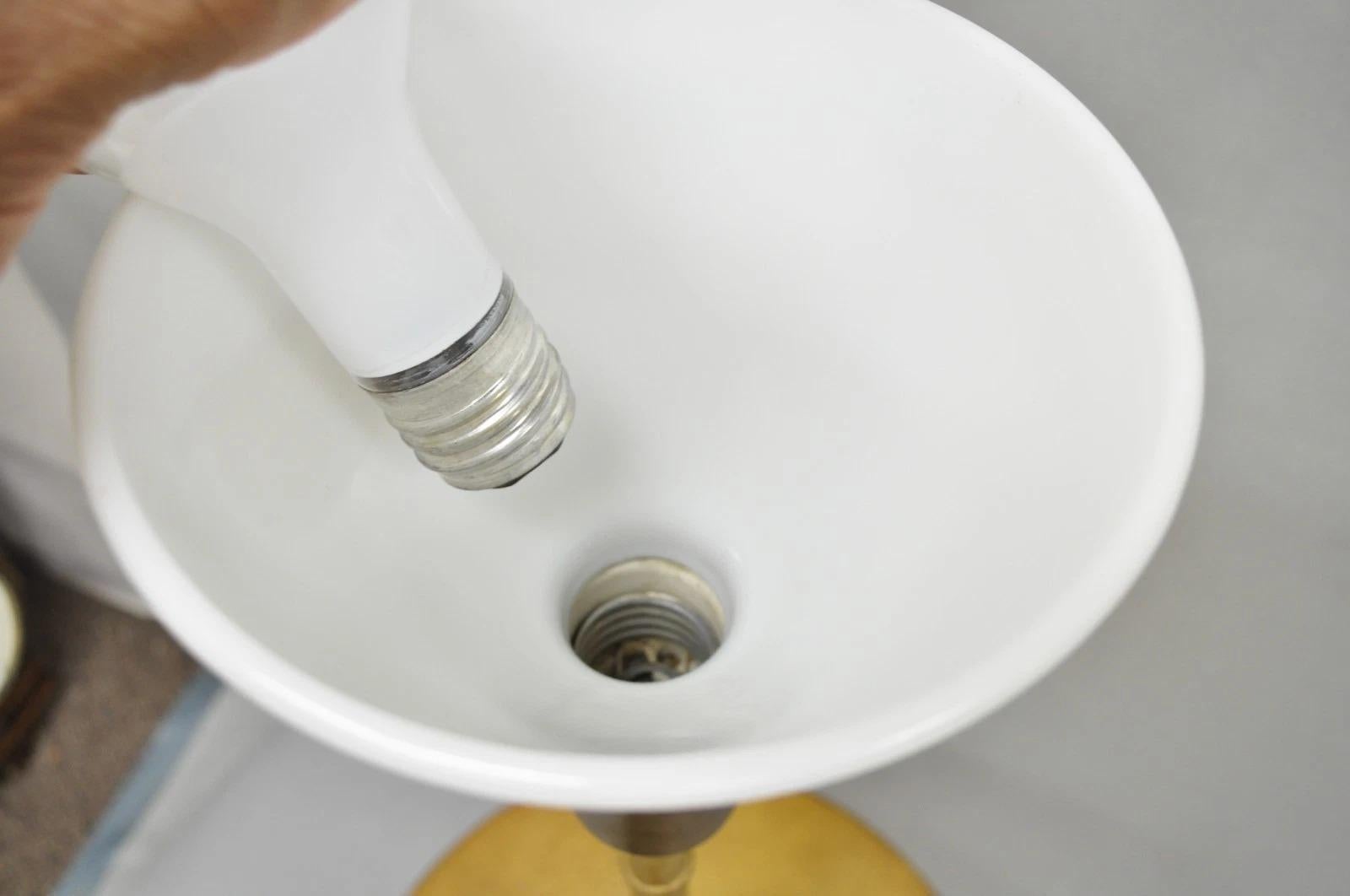 Lampada da terra a piedistallo con candeliere in legno intagliato di campagna francese d'epoca in vendita 5