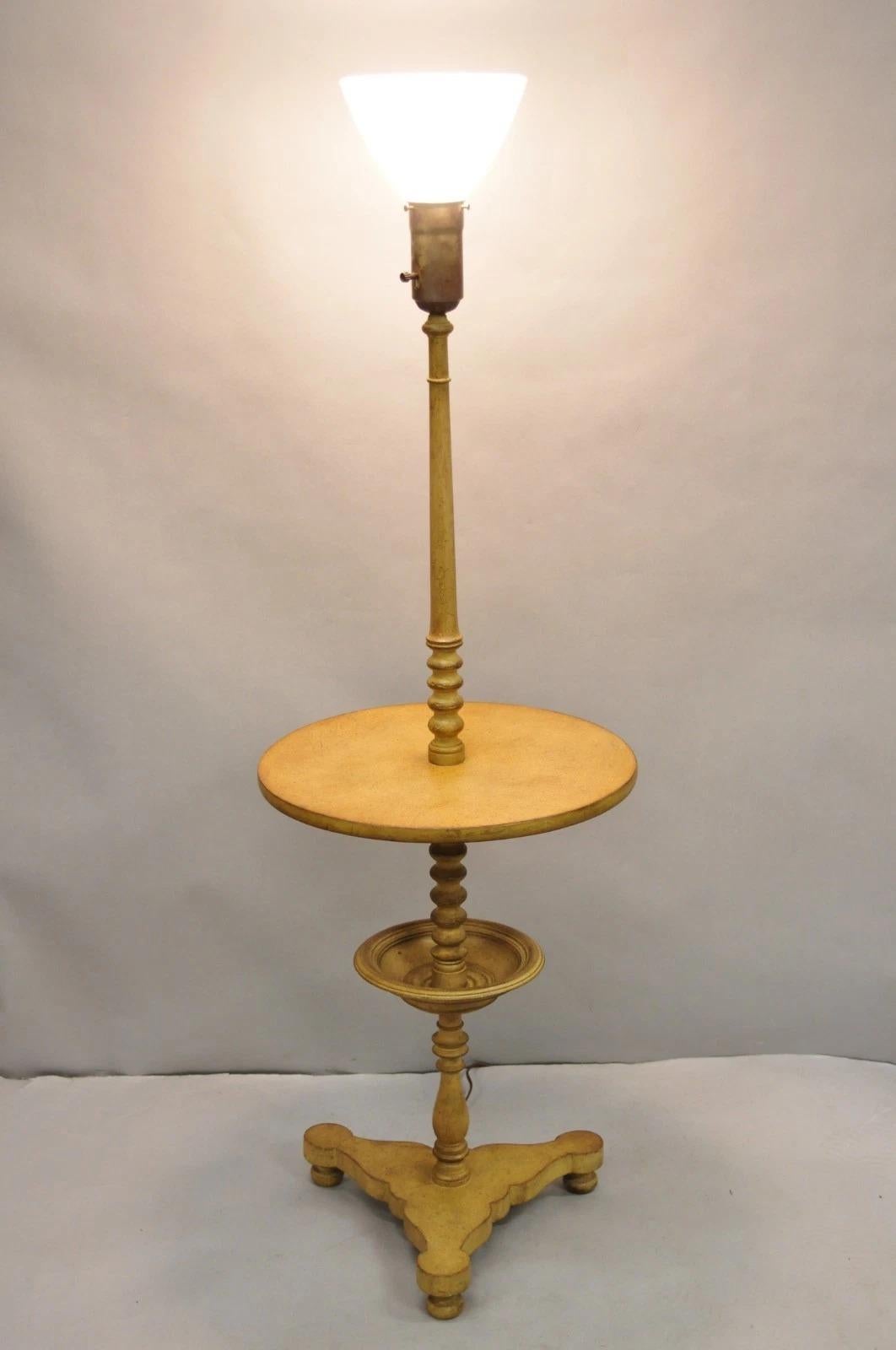 Inviaci un messaggio con il tuo codice postale per richiedere un preventivo per la spedizione negli Stati Uniti.

Lampada da terra a piedistallo con candeliere in legno intagliato di campagna francese vintage. Circa metà del XX secolo. Misure: 56