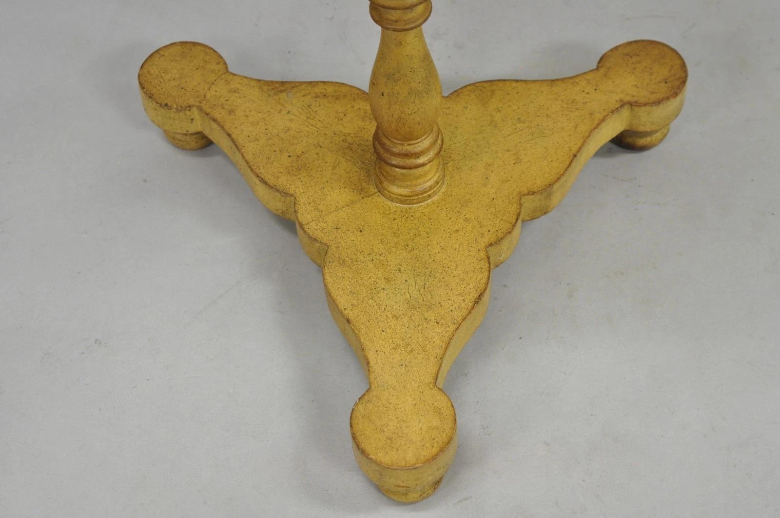 Legno Lampada da terra a piedistallo con candeliere in legno intagliato di campagna francese d'epoca in vendita