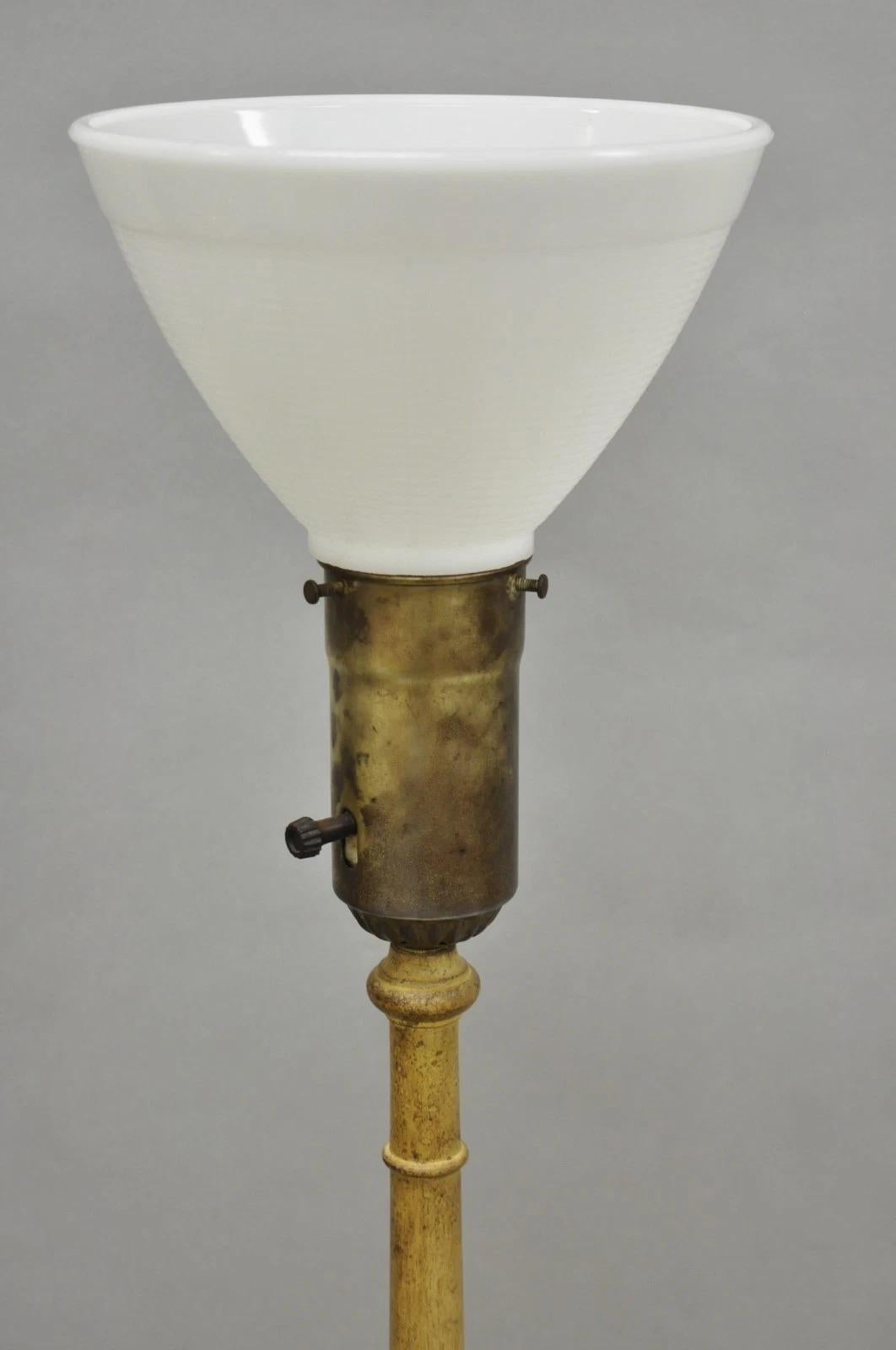 Lampada da terra a piedistallo con candeliere in legno intagliato di campagna francese d'epoca in vendita 1