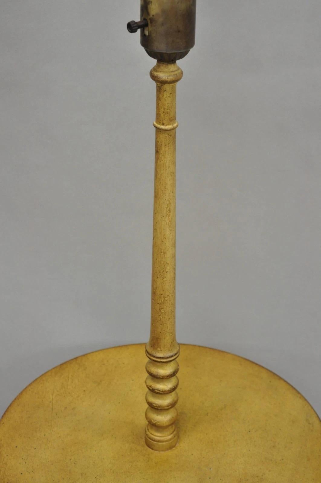 Lampada da terra a piedistallo con candeliere in legno intagliato di campagna francese d'epoca in vendita 2