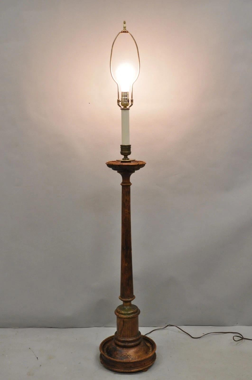 Lampada da terra a candeliere vintage in legno intagliato di Chapman in vendita 3