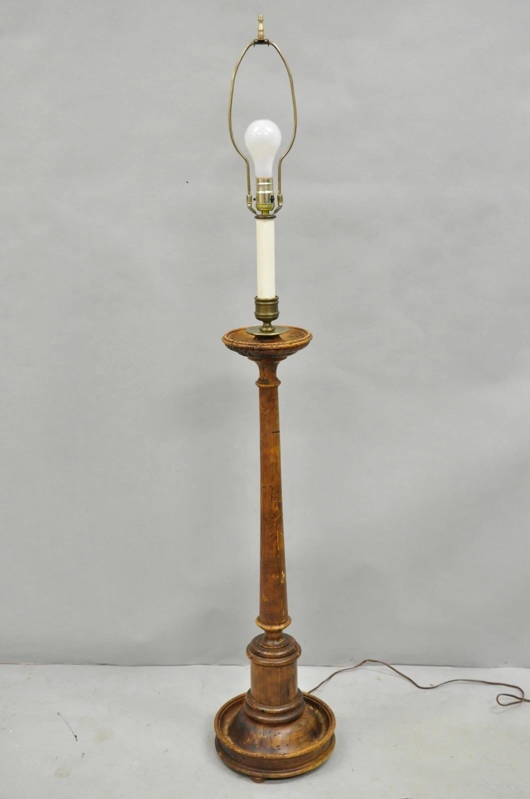Lampada da terra a candeliere vintage in legno intagliato di Chapman in vendita 4