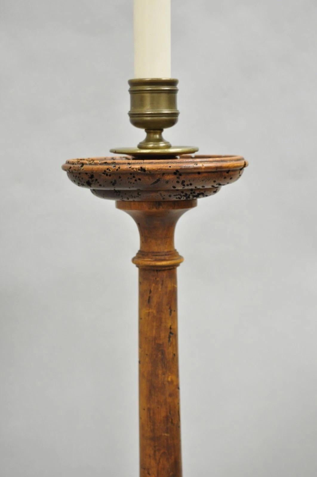 Lampada da terra a candeliere singolo vintage in legno intagliato di Chapman con supporti in ottone, Made in Italy. Circa metà del XX secolo. Misure: 58