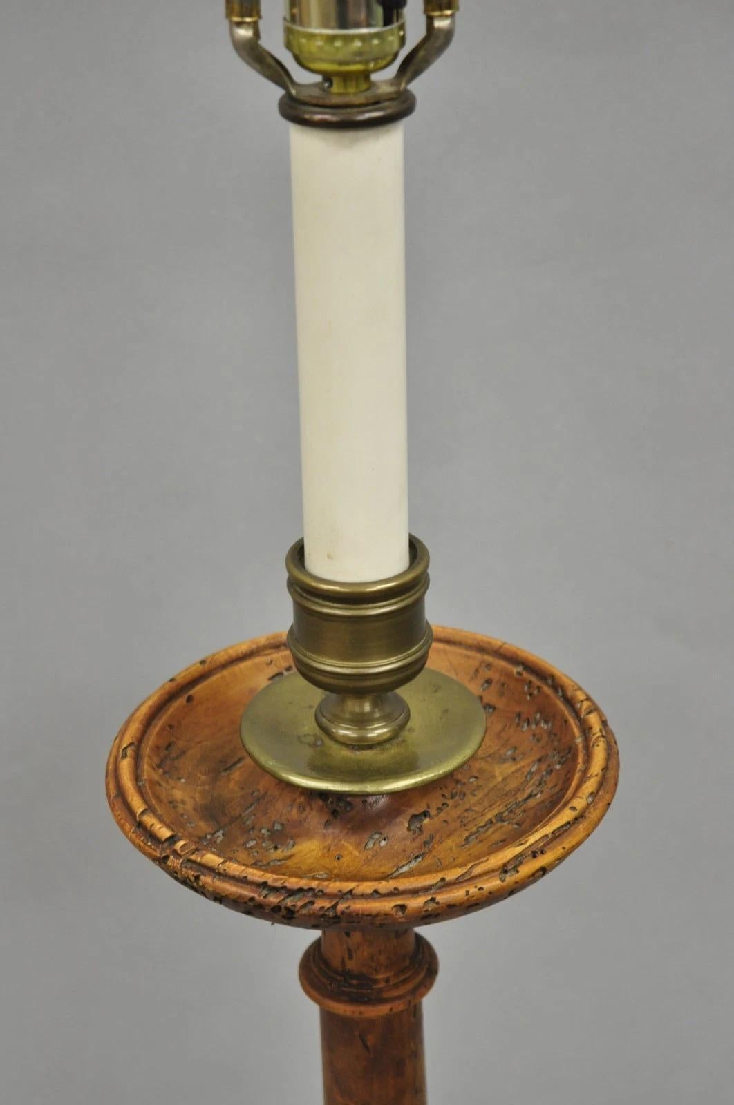 Altro Lampada da terra a candeliere vintage in legno intagliato di Chapman in vendita
