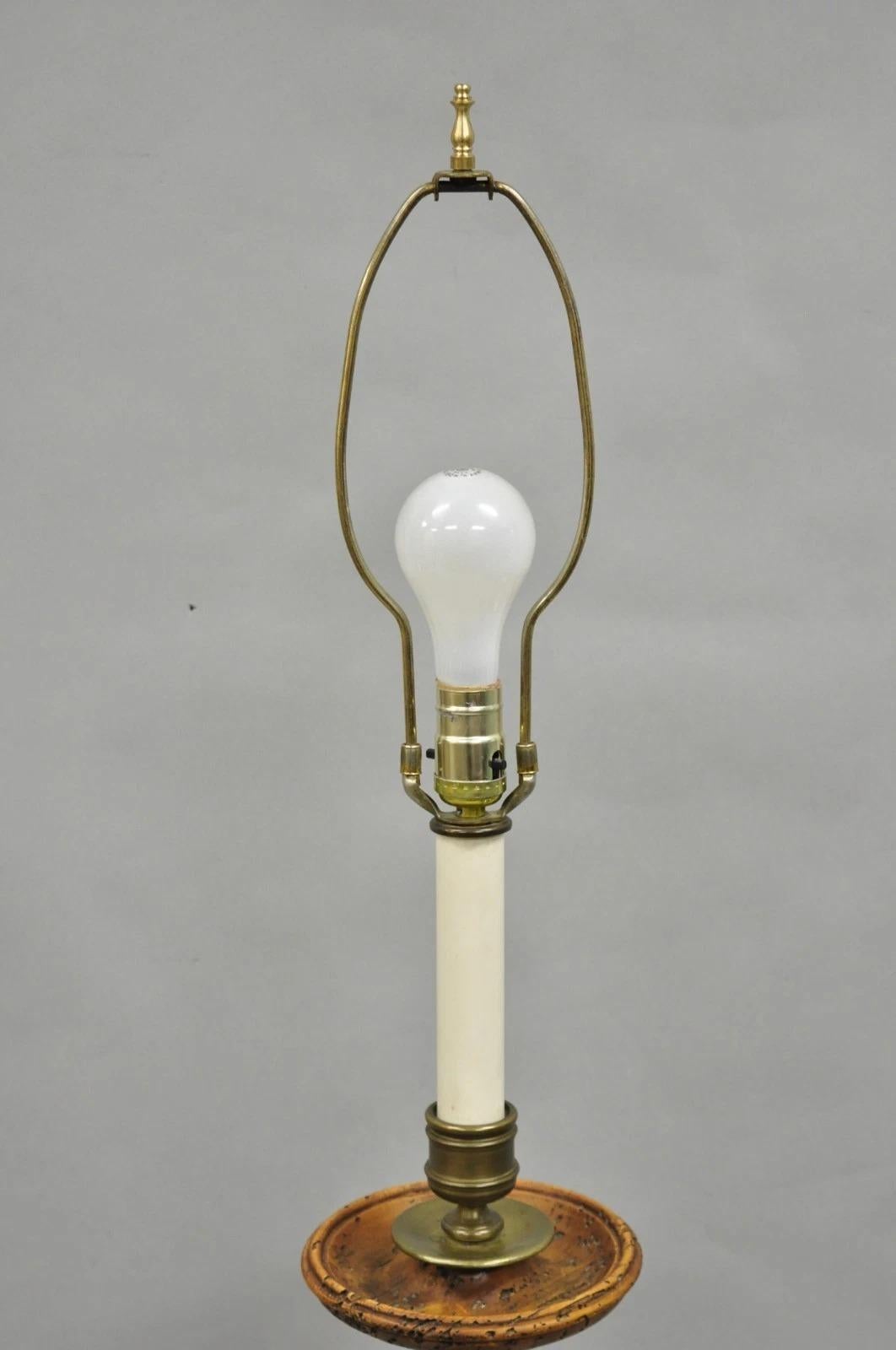 Sconosciuto Lampada da terra a candeliere vintage in legno intagliato di Chapman in vendita