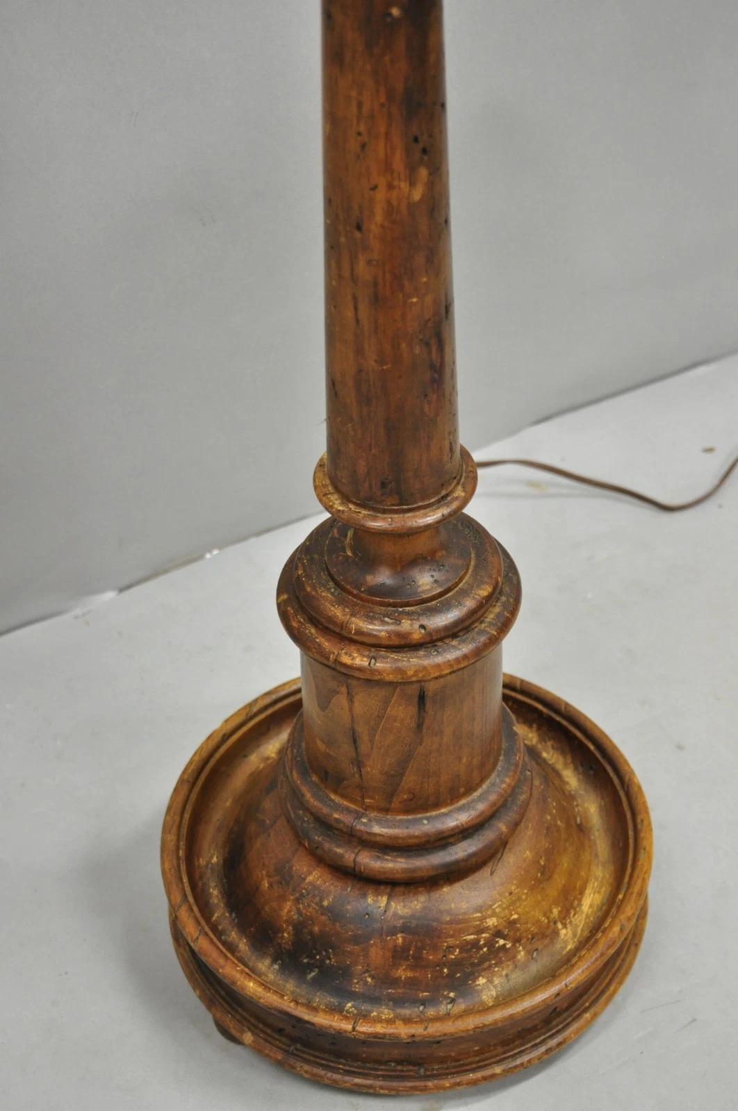 Lampada da terra a candeliere vintage in legno intagliato di Chapman in vendita 1