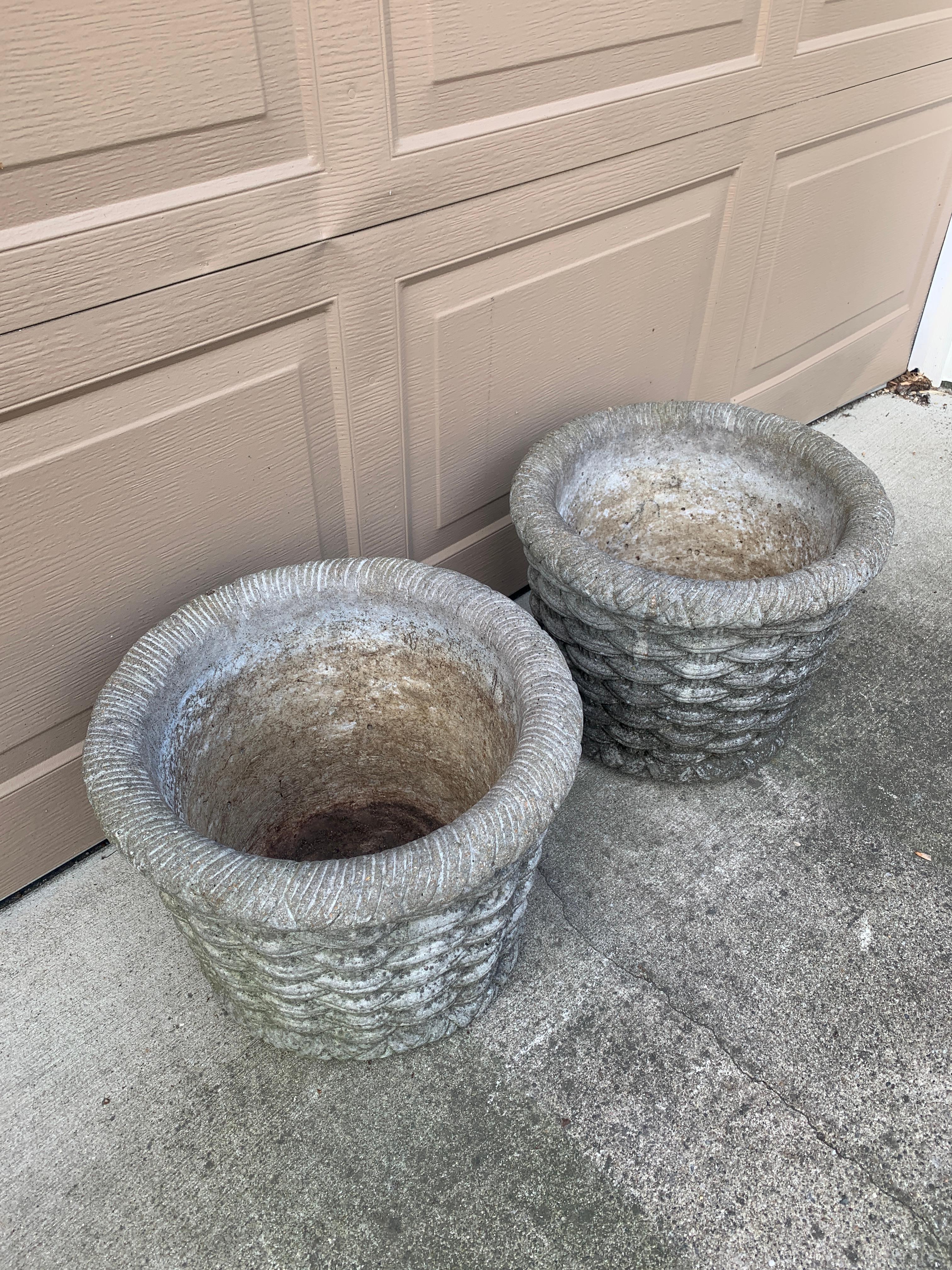 Vintage French Country Cast Stone Basketweave Planters, a Pair Bon état - En vente à Elkhart, IN