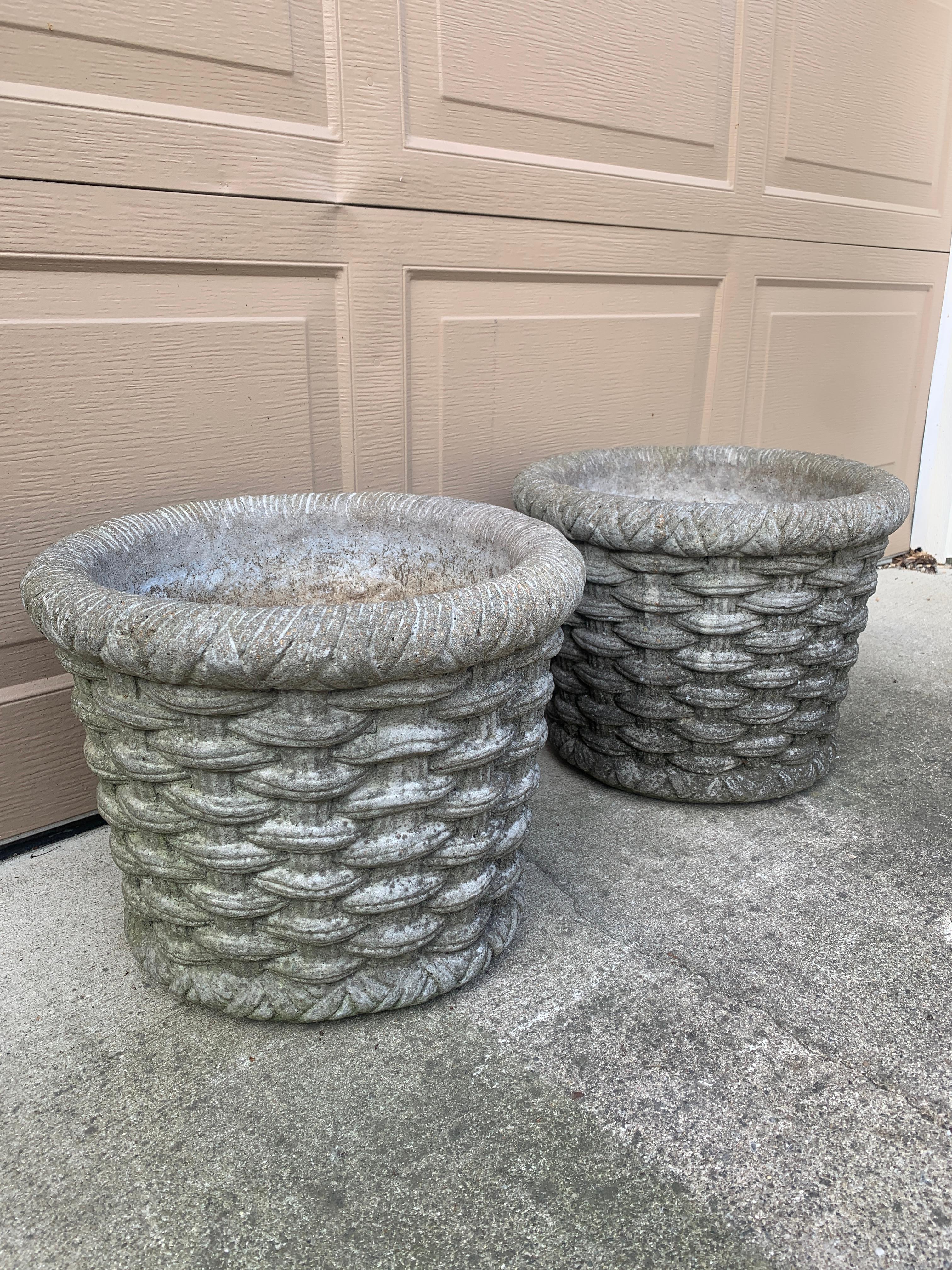 20ième siècle Vintage French Country Cast Stone Basketweave Planters, a Pair en vente