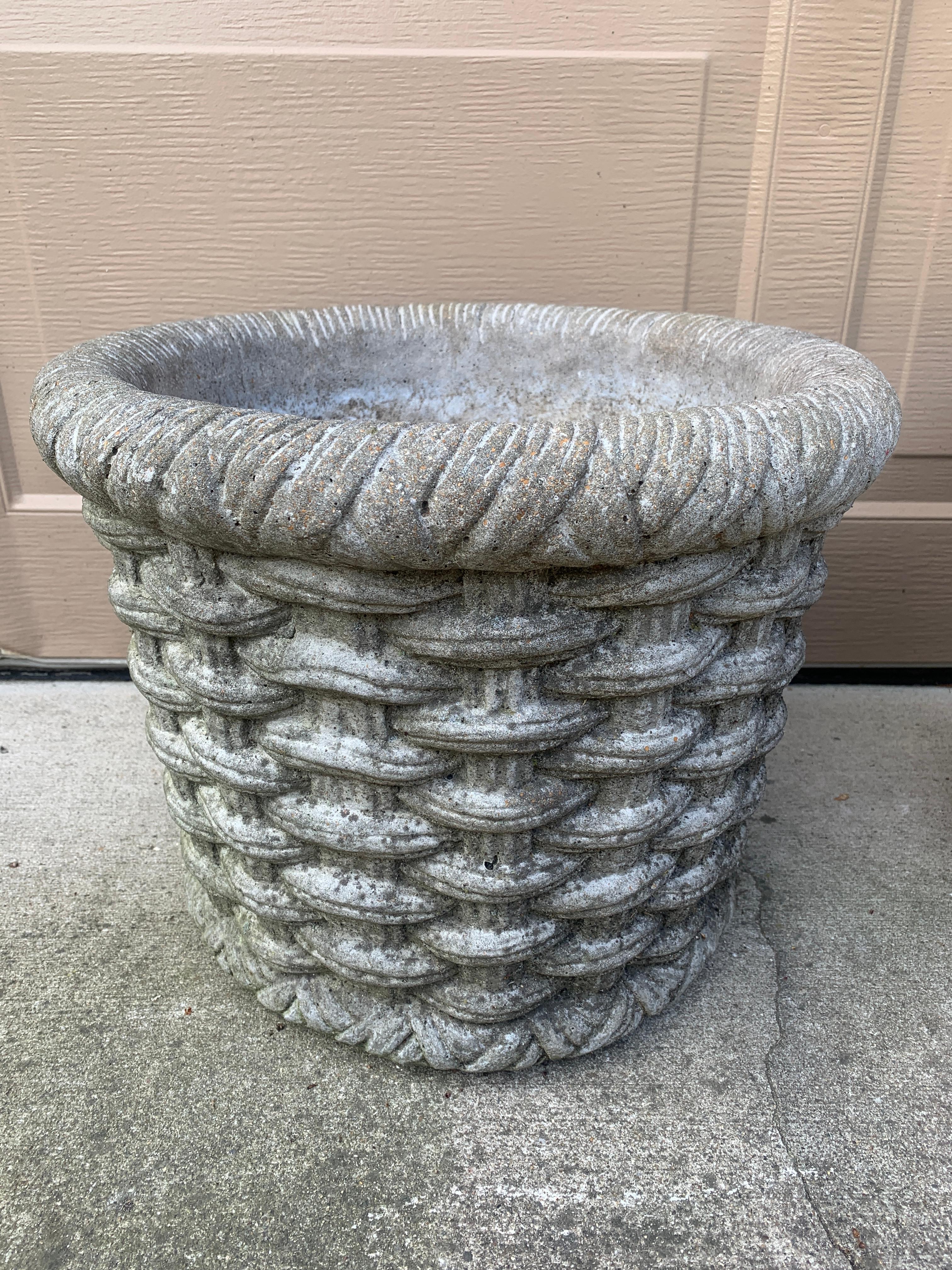 Vintage French Country Cast Stone Basketweave Planters, a Pair en vente 1