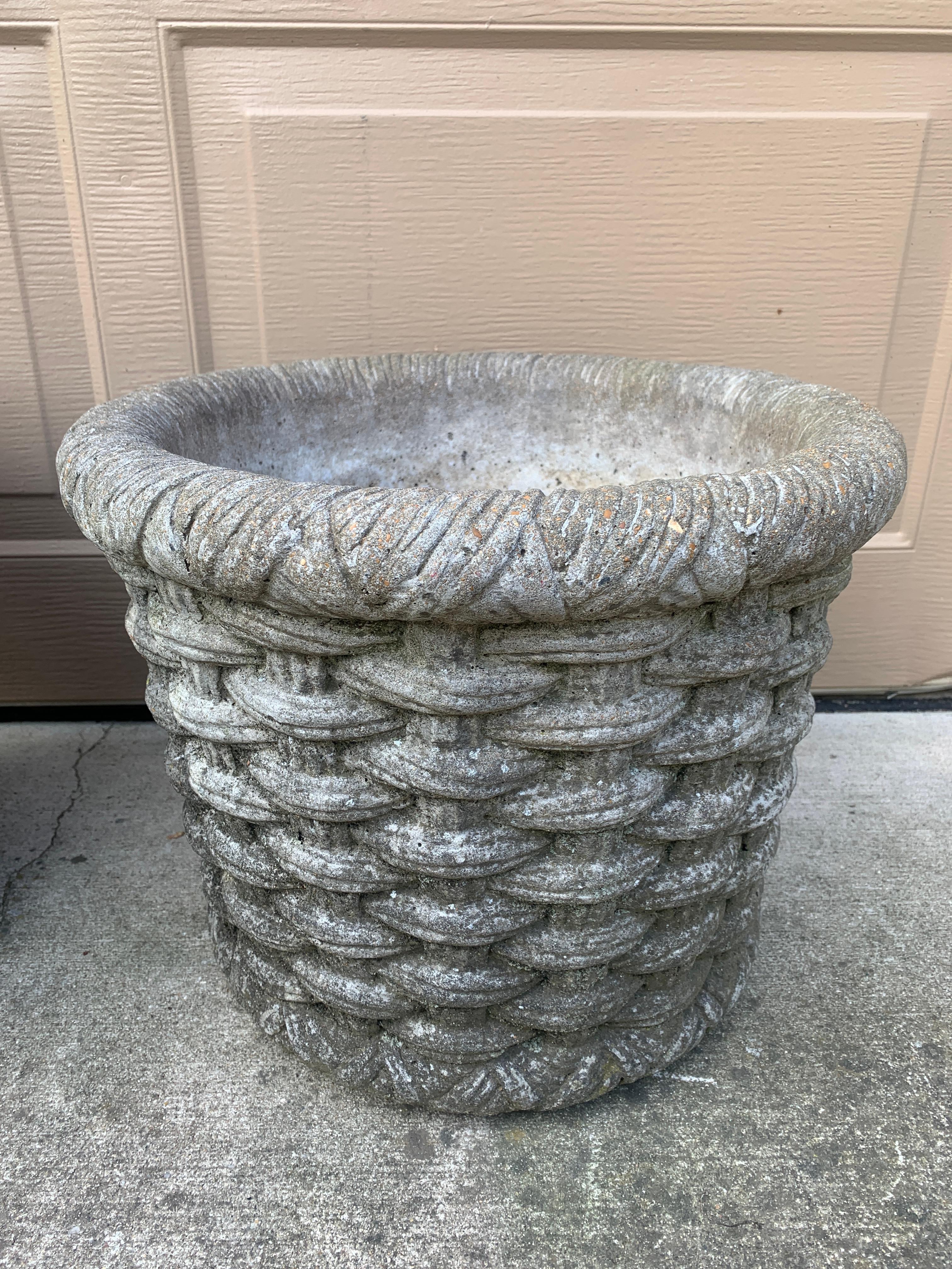 Vintage French Country Cast Stone Basketweave Planters, a Pair en vente 2