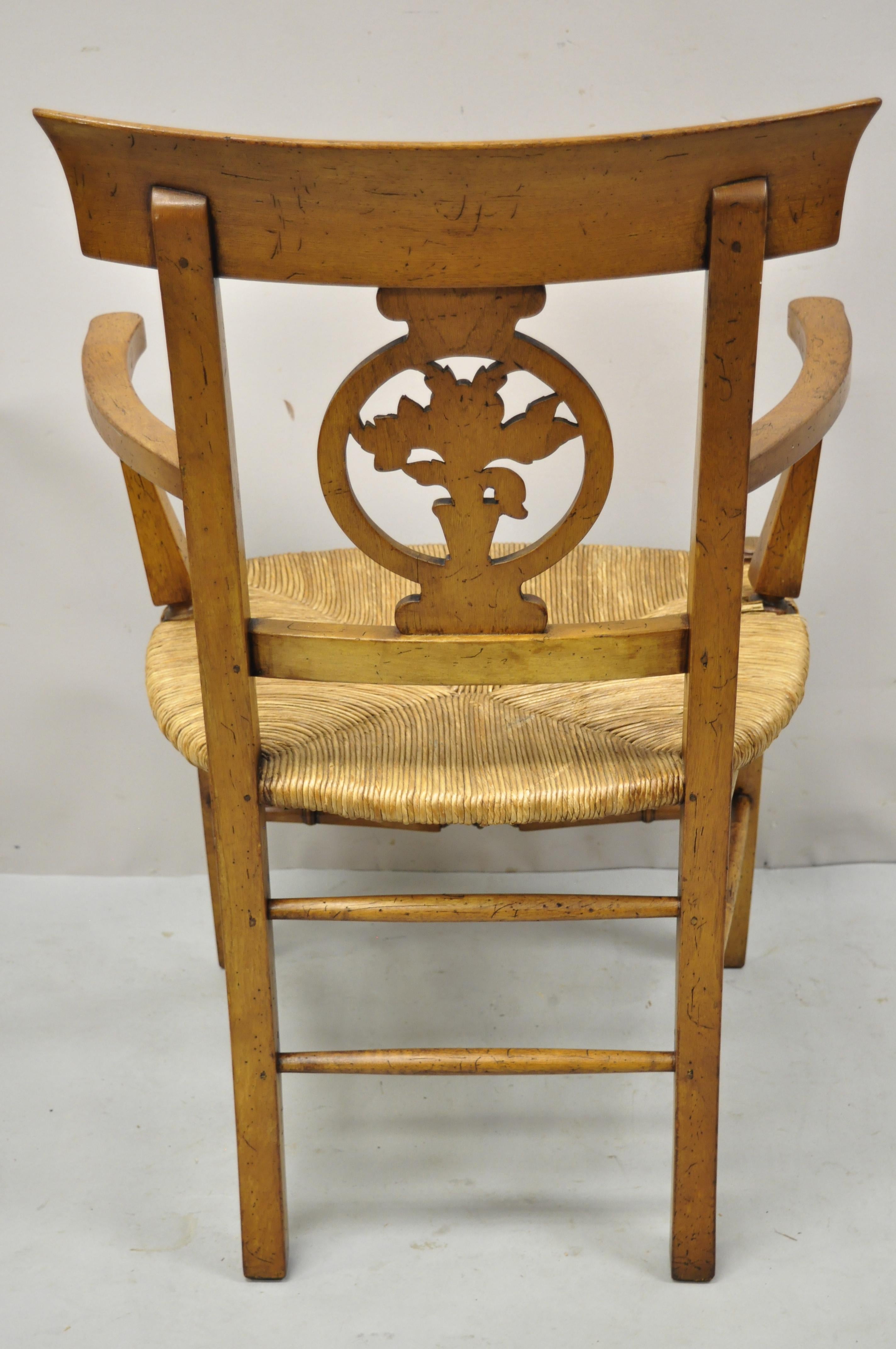 Französischer Vintage-Esszimmerstuhl aus Kirschbaumholz im Landhausstil, italienischer Distressed-Stil mit Binsensitz (Kirsche)