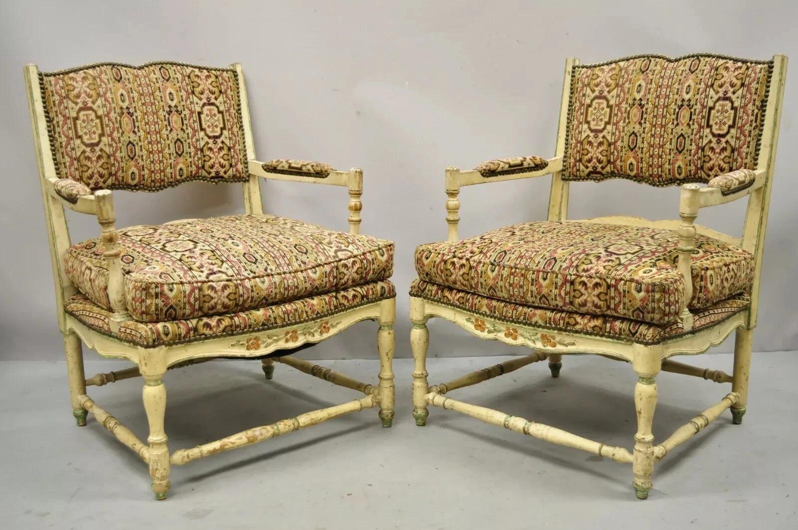 Vintage French Country Cream Distress Painted Lounge Arm Chairs & Ottoman - a Pair. L'article présente une finition peinte de couleur crème, (2) fauteuils, (1) ottoman, dossier en échelle, cadres en bois massif, détails joliment sculptés, très bel