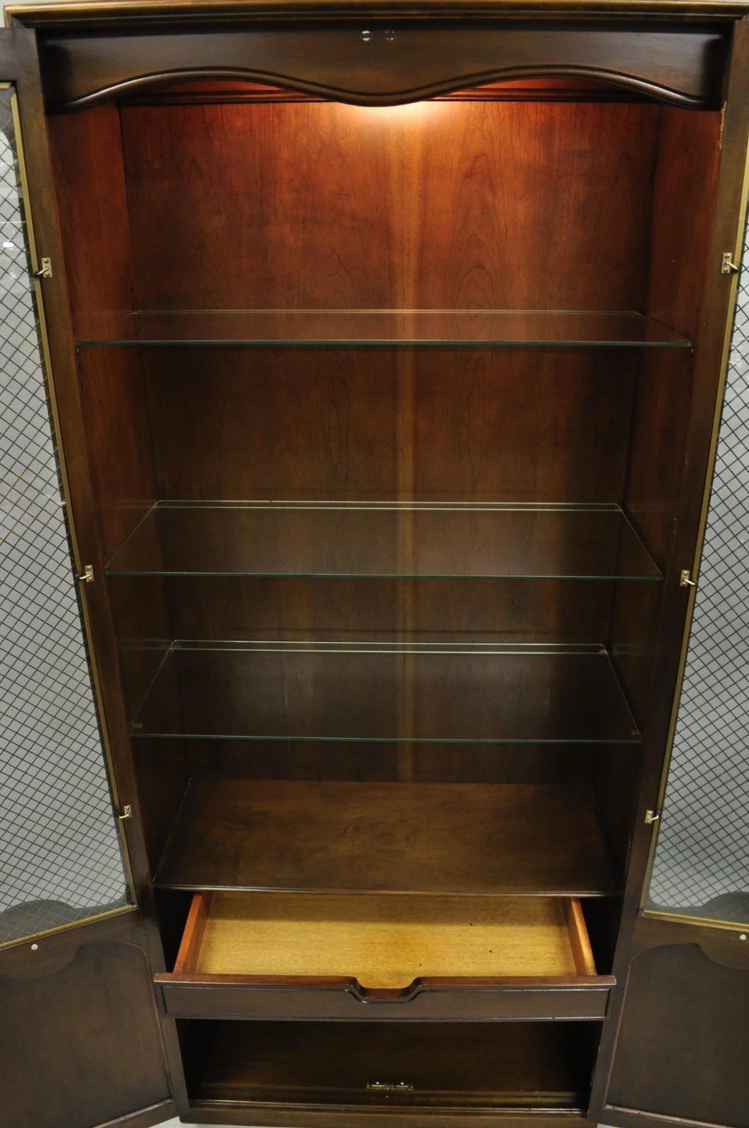 Vintage Französisch Land dunkle Kirsche Holz hoch beleuchtet Curio Vitrine Paar im Angebot 3