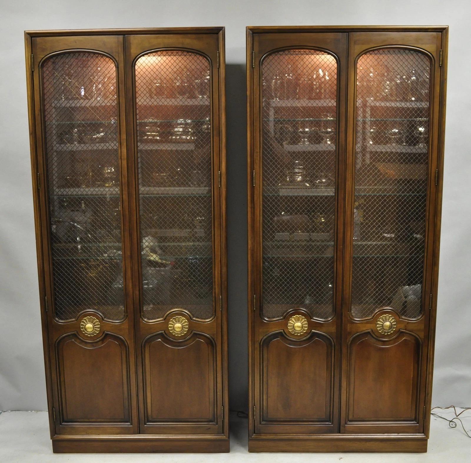 Vintage Französisch Land dunkle Kirsche Holz hoch beleuchtet Curio Vitrine Paar im Angebot 5