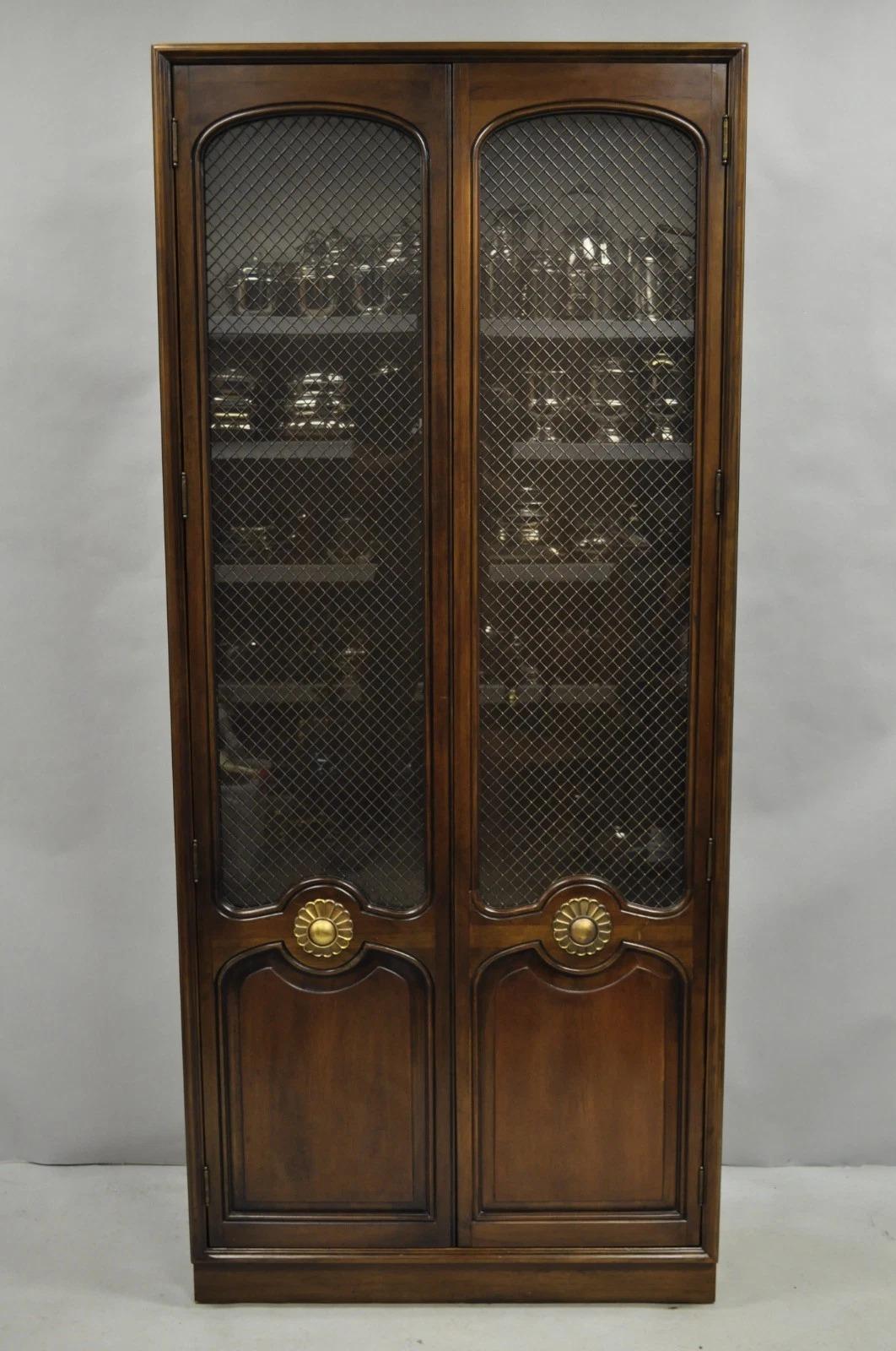 Vintage Französisch Land dunkle Kirsche Holz hoch beleuchtet Curio Vitrine Paar im Angebot 8