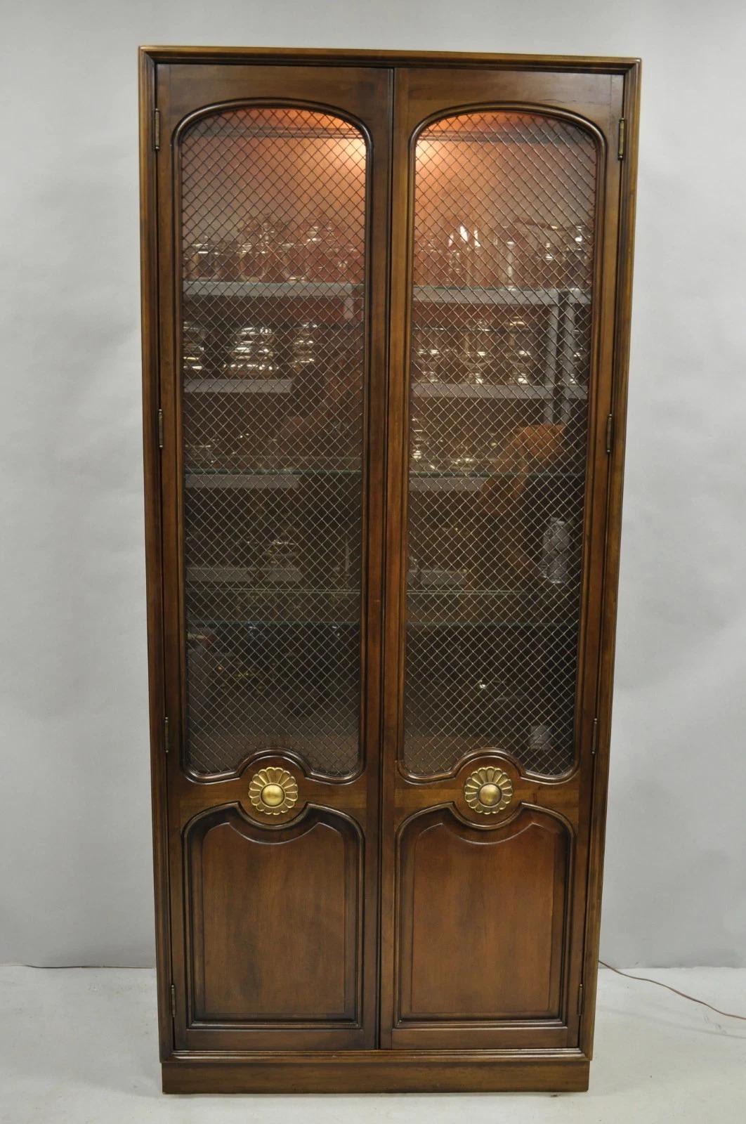 Bitte teilen Sie uns Ihre Postleitzahl mit, um ein günstigeres Angebot für den Versand innerhalb der USA anzufordern.

Vintage French Country Dark Cherry Wood Tall Lighted Curio Display Cabinets - a Pair. Jeder Schrank verfügt über eine