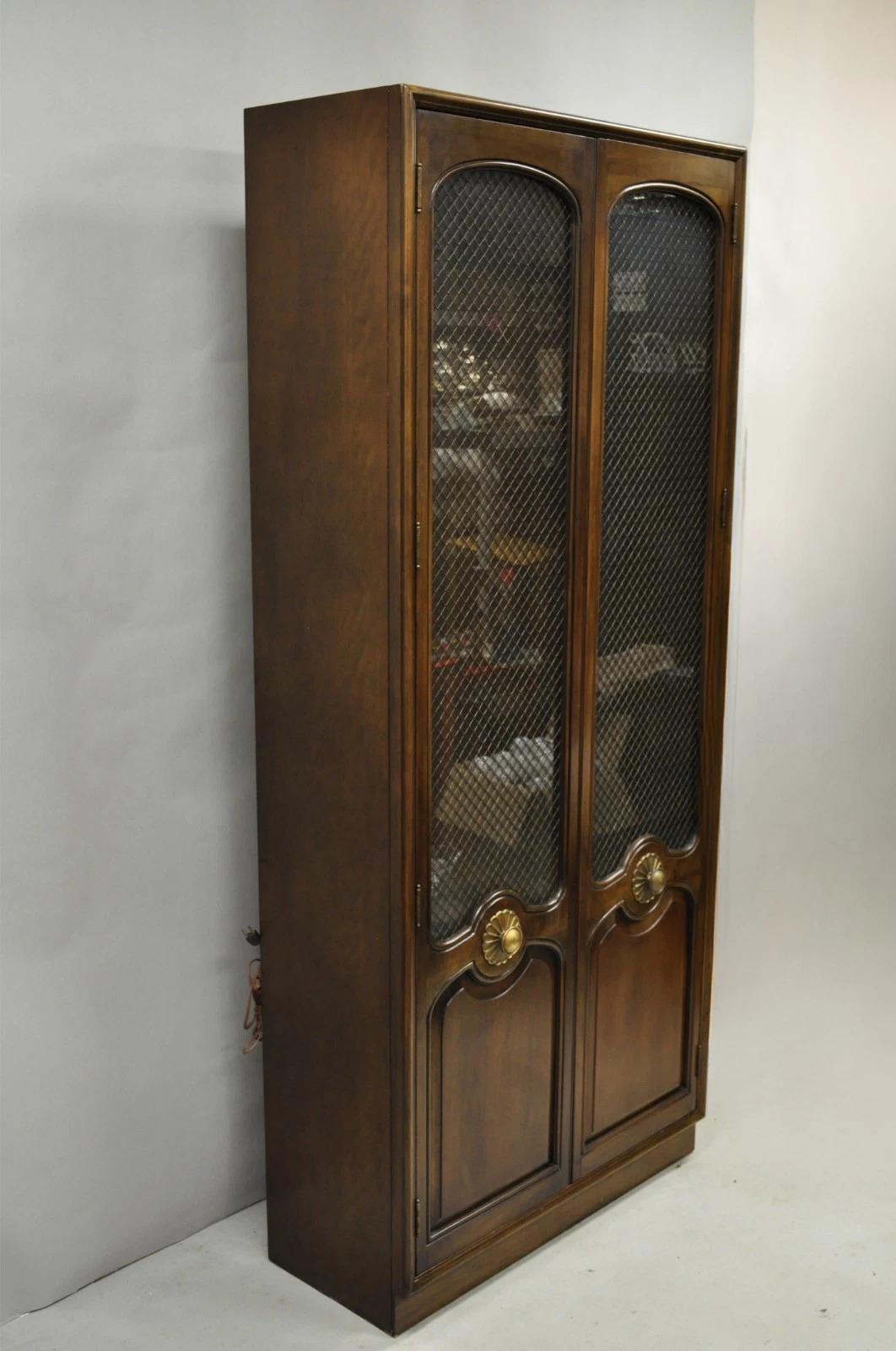Vintage Französisch Land dunkle Kirsche Holz hoch beleuchtet Curio Vitrine Paar (Sonstiges) im Angebot