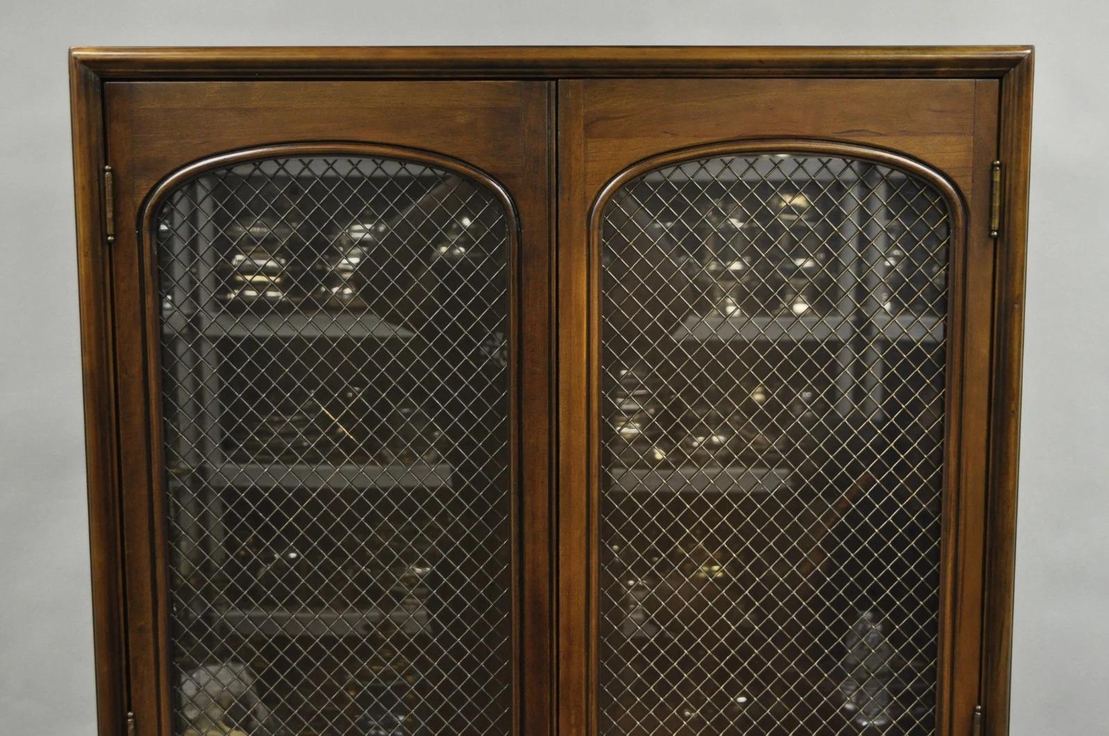 Vintage Französisch Land dunkle Kirsche Holz hoch beleuchtet Curio Vitrine Paar (20. Jahrhundert) im Angebot