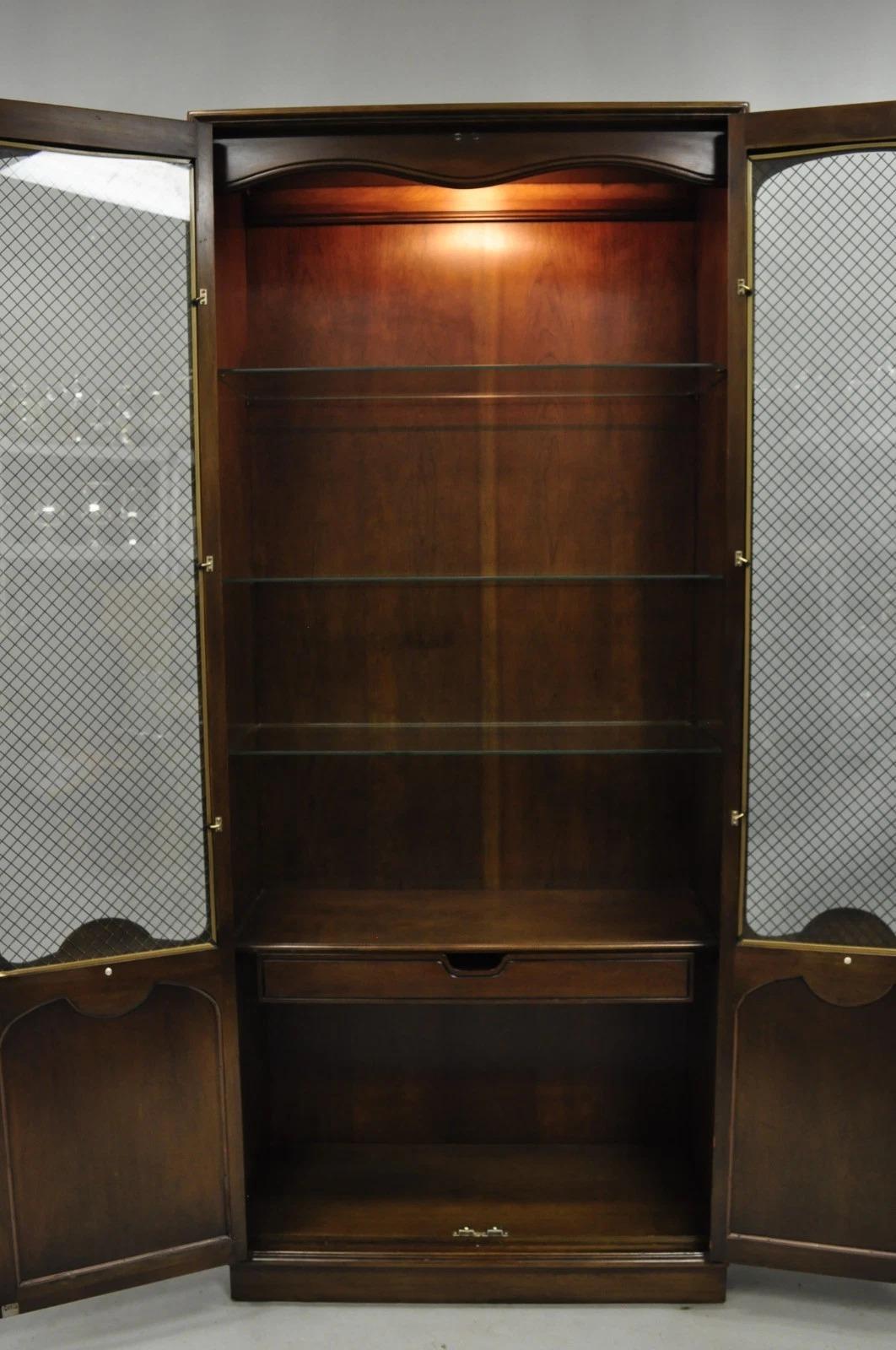 Vintage Französisch Land dunkle Kirsche Holz hoch beleuchtet Curio Vitrine Paar (Glas) im Angebot