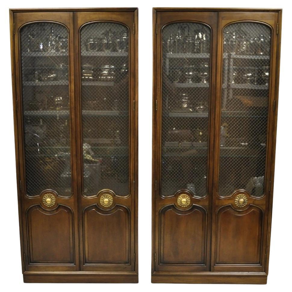 Vintage Französisch Land dunkle Kirsche Holz hoch beleuchtet Curio Vitrine Paar im Angebot