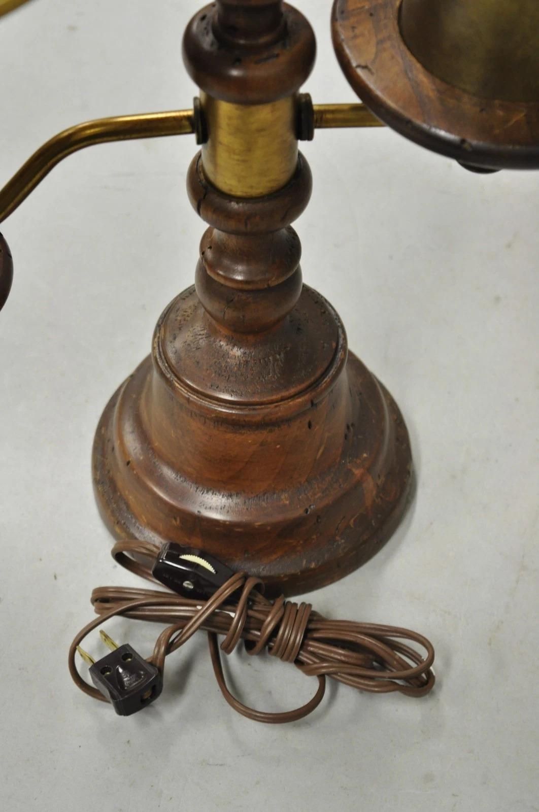 Vintage Französisch Land Distressed Holz Messing Student Schreibtischlampe w / Metall-Schatten im Angebot 4