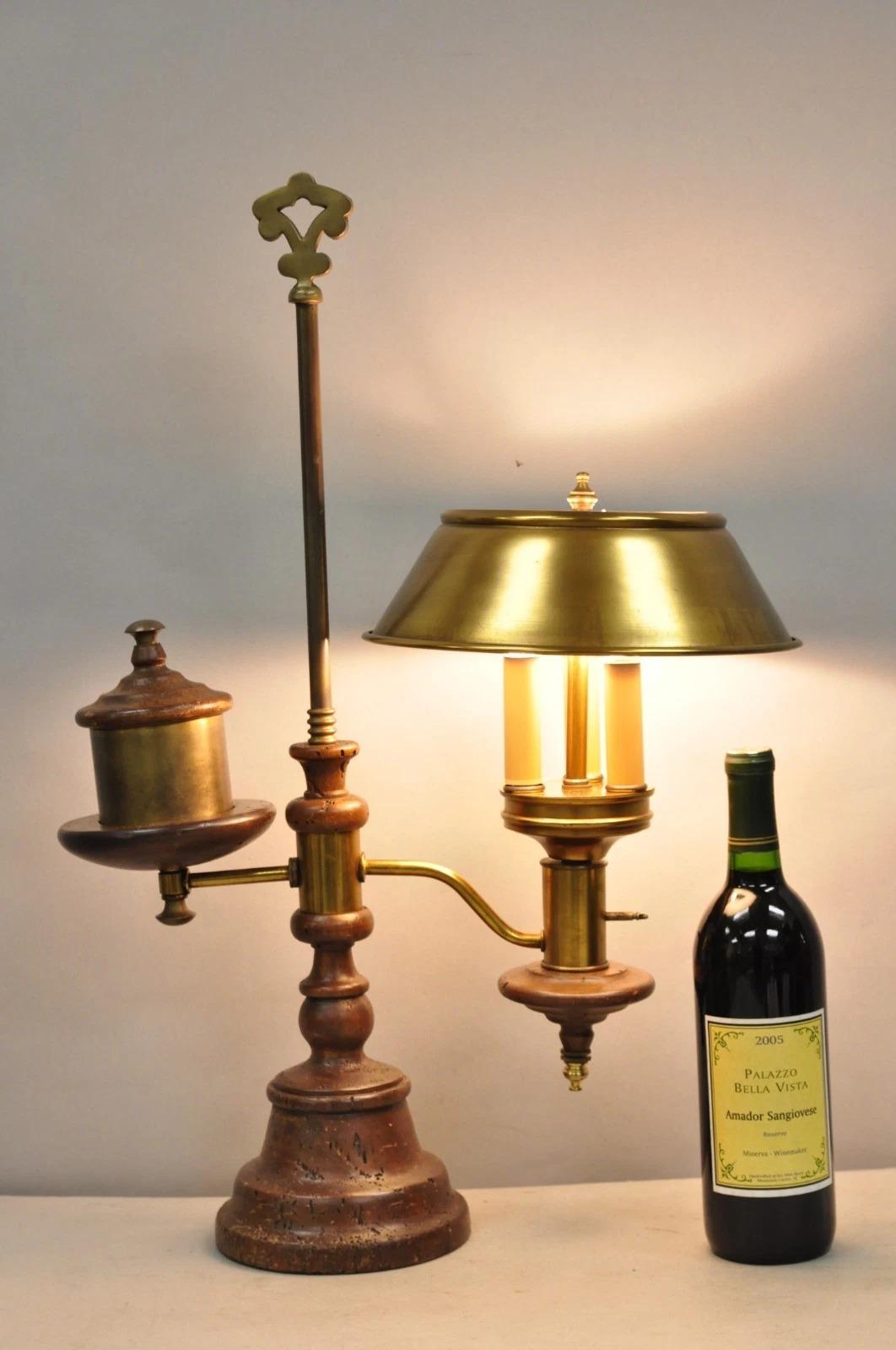 Vintage Französisch Land Distressed Holz Messing Student Schreibtischlampe w / Metall-Schatten . CIRCA Spätes 20. Jahrhundert. Abmessungen: 25