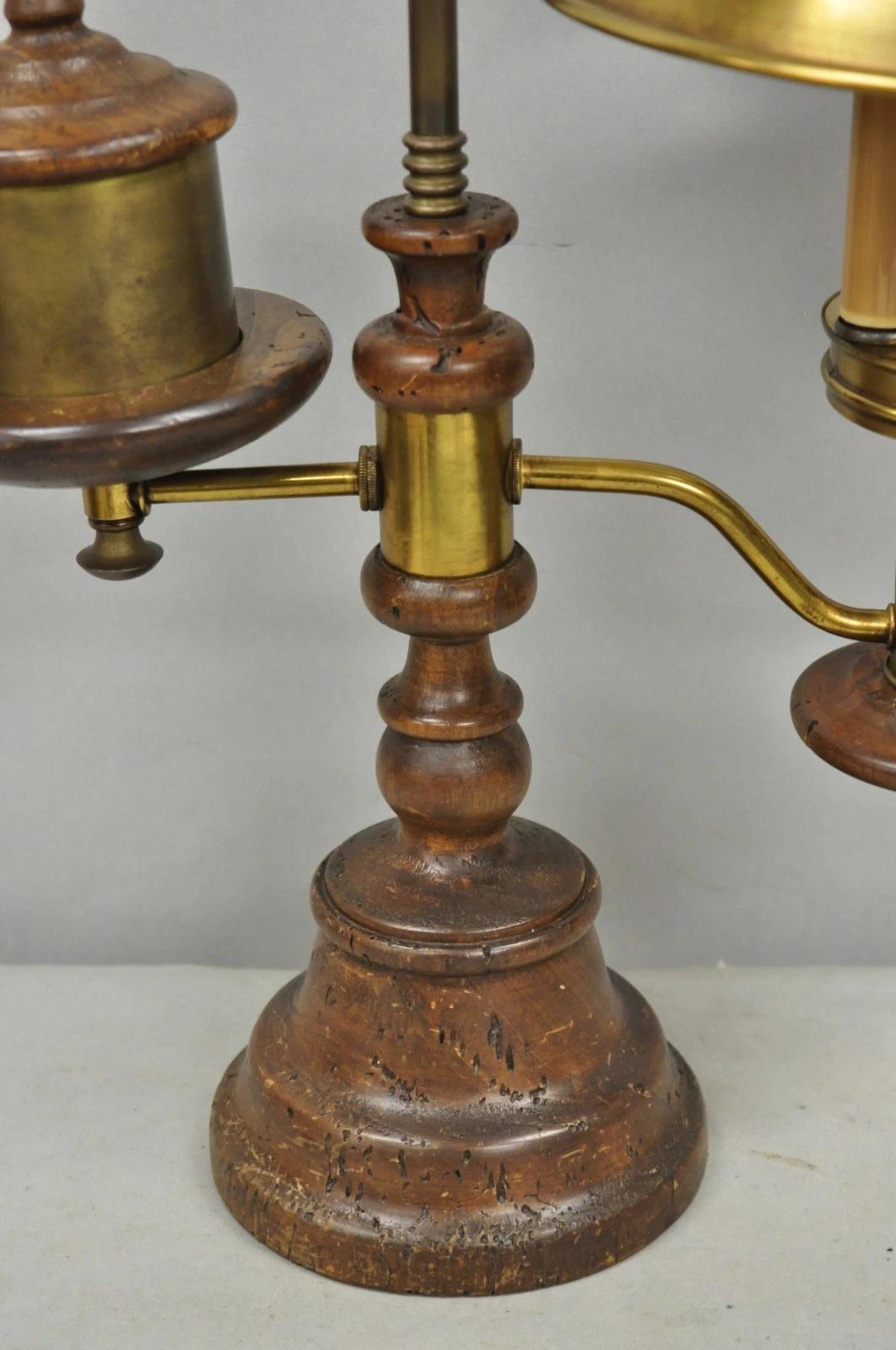 Vintage Französisch Land Distressed Holz Messing Student Schreibtischlampe w / Metall-Schatten im Zustand „Gut“ im Angebot in Philadelphia, PA