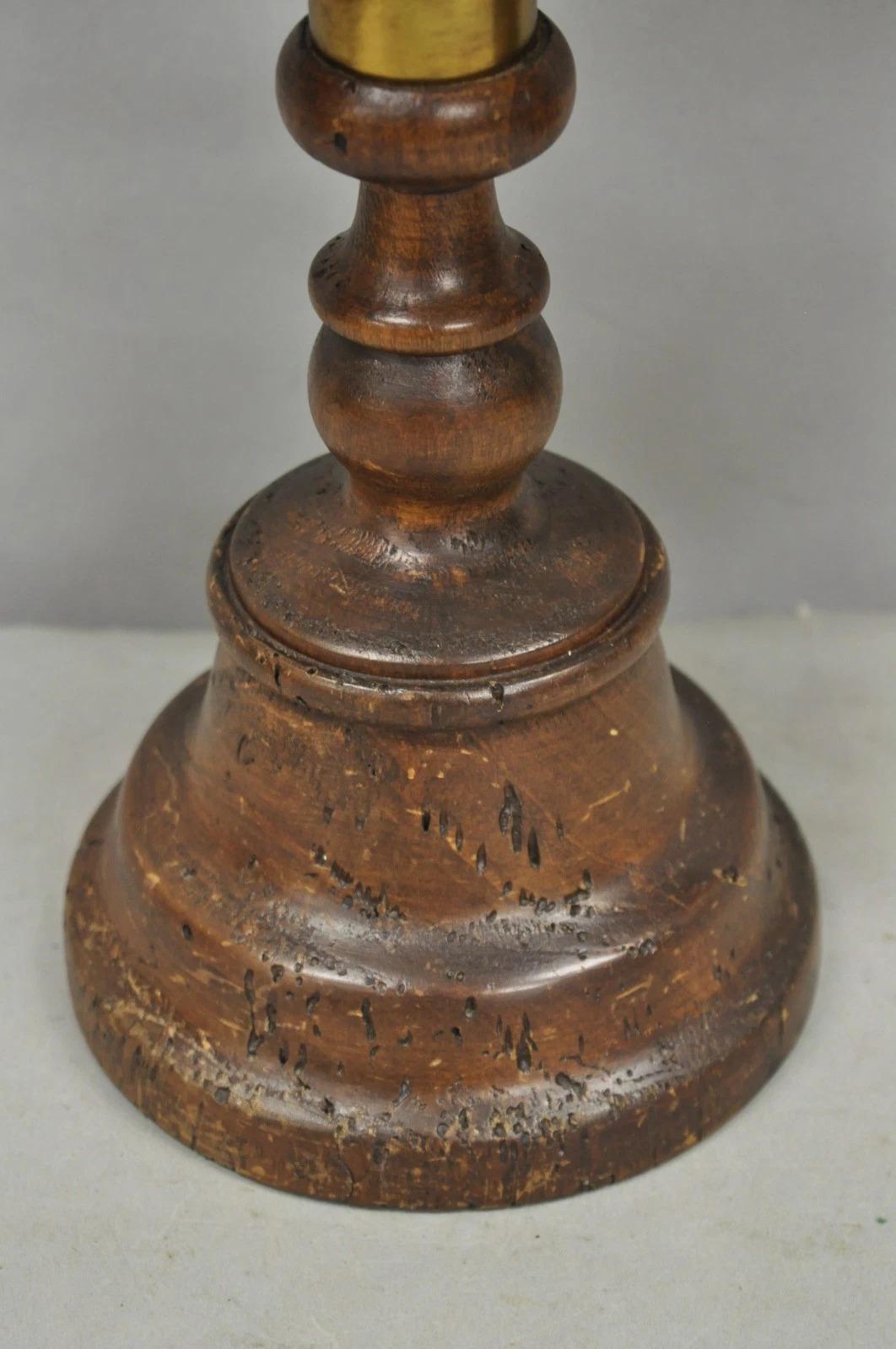 Vintage Französisch Land Distressed Holz Messing Student Schreibtischlampe w / Metall-Schatten (20. Jahrhundert) im Angebot