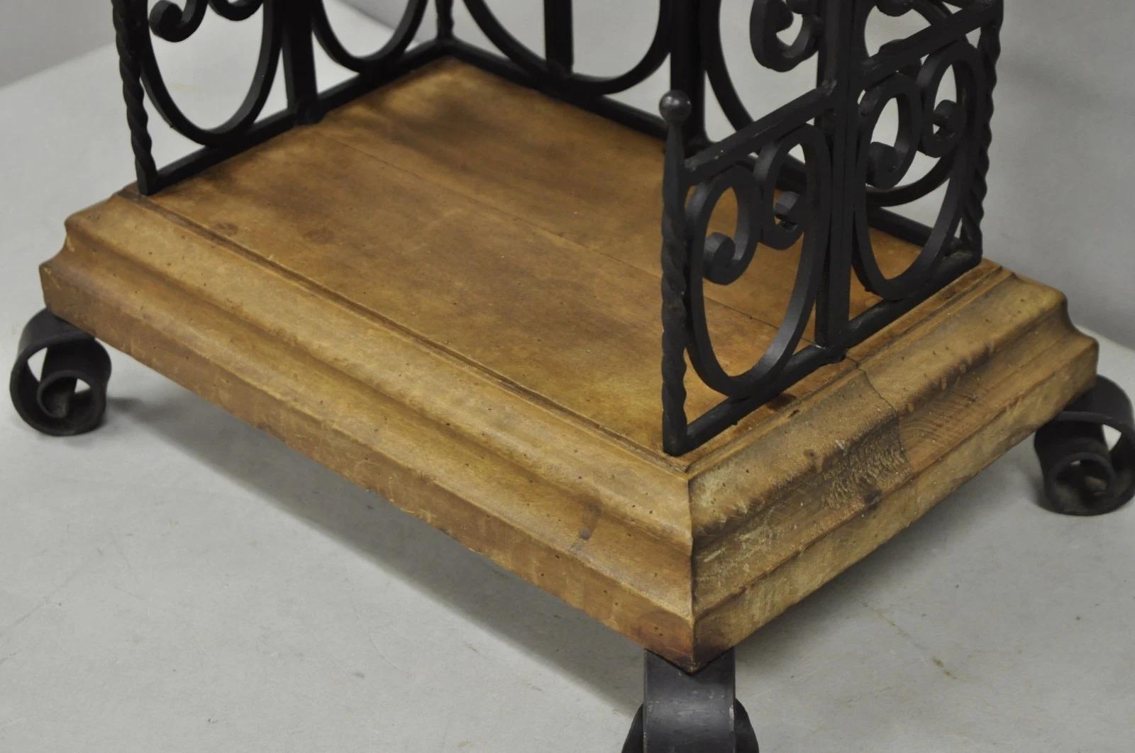 Lampe de table en fer forgé Wood Vintage French Country Gothic Renaissance Scrolling Wrought Iron Wood en vente 4