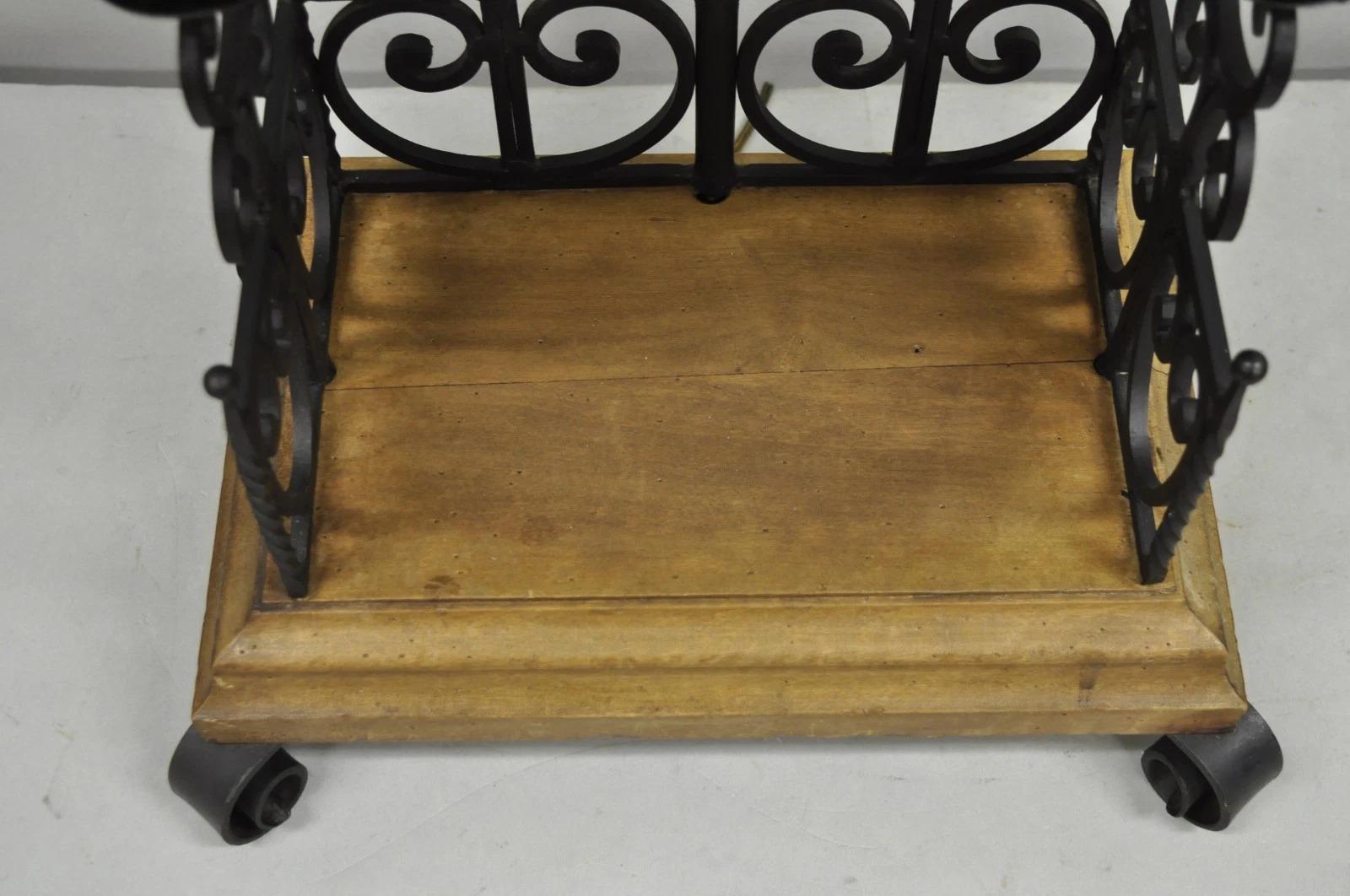 20ième siècle Lampe de table en fer forgé Wood Vintage French Country Gothic Renaissance Scrolling Wrought Iron Wood en vente