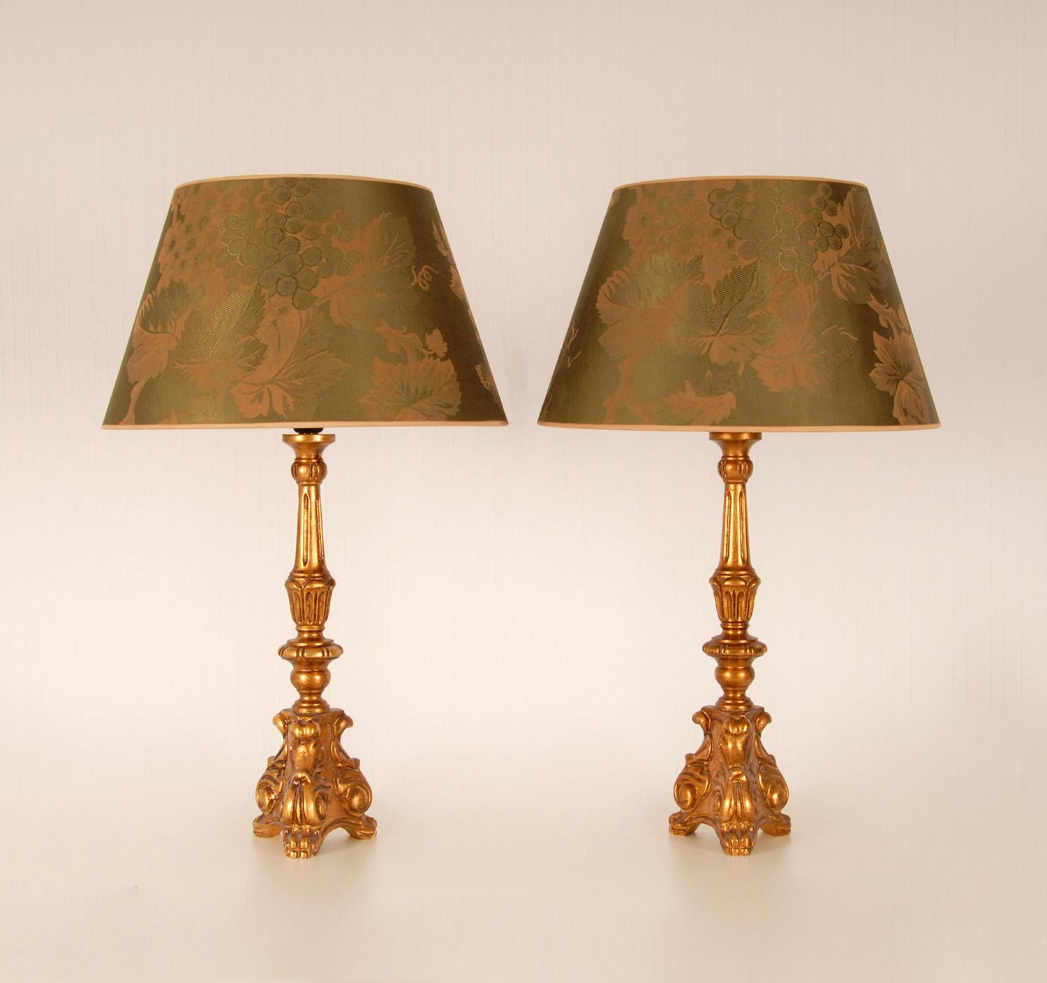 Vintage Italian or French giltwood Baroque table lamps with silk shades - a pair.
Material: Giltwood, silk shades, E27 fitting.
Style: Baroque, 18e eeuw, French, Italian, antique, Georgian, Vintage, French Country style, French Provincial