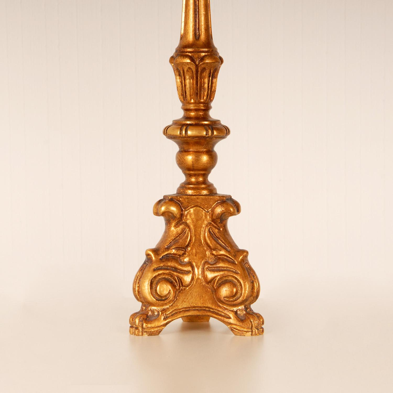 Soie Paire de lampes de table baroques en bois doré et vert, style campagne française vintage en vente