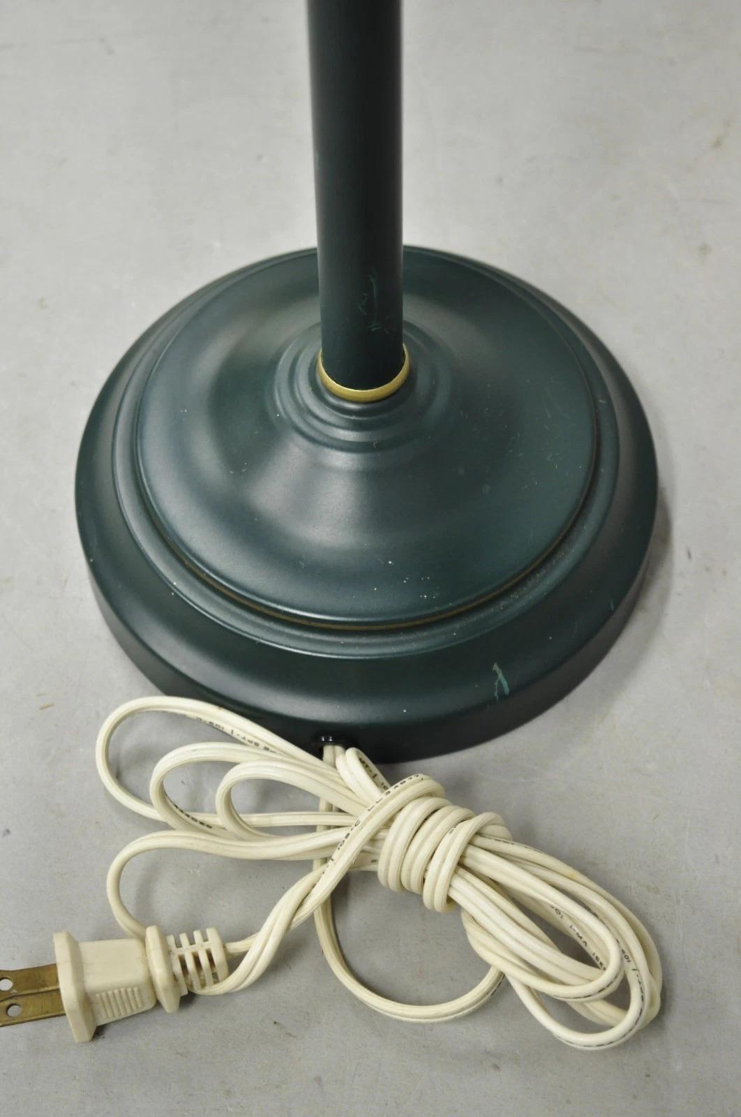 Lámpara de sobremesa de doble candelabro de metal tole verde de estilo rural francés con pantallas en venta 3