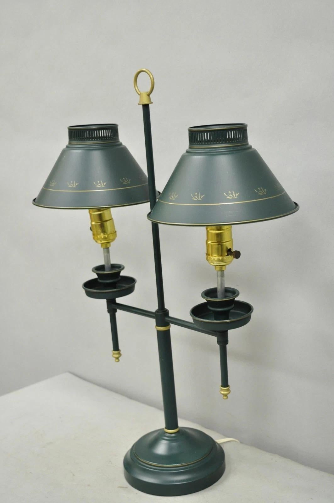 Lámpara de sobremesa de doble candelabro de metal tole verde de estilo rural francés con pantallas en venta 4