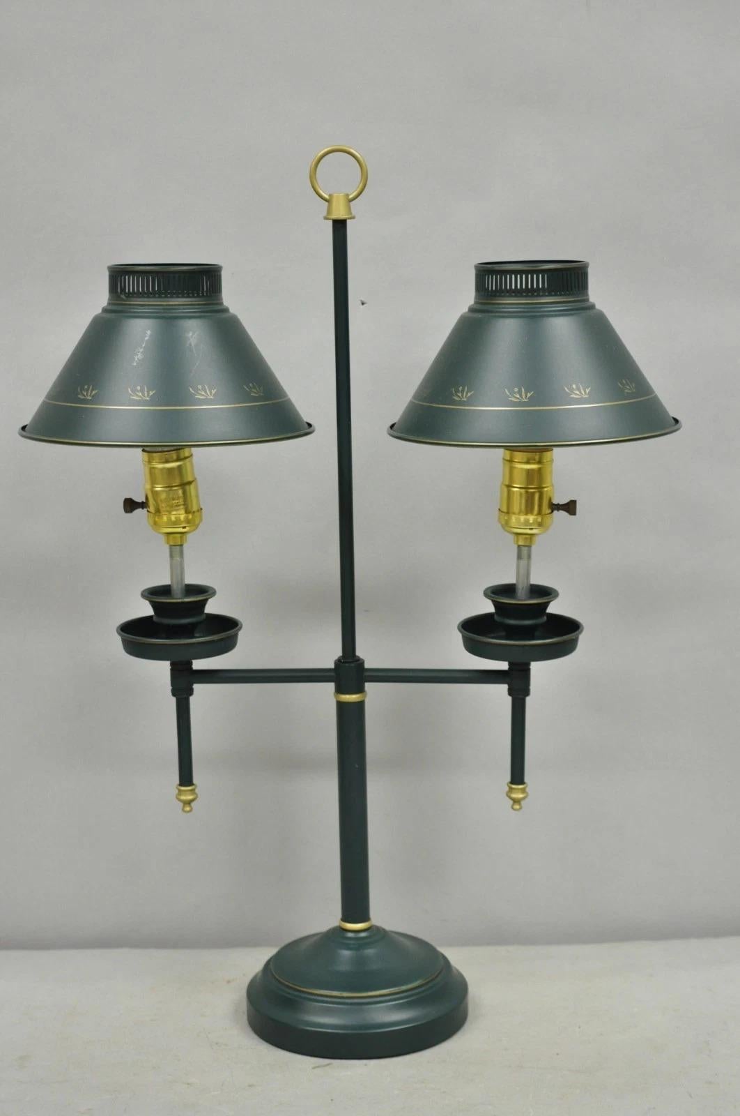 Lámpara de sobremesa de doble candelabro de metal tole verde de estilo rural francés con pantallas en venta 5