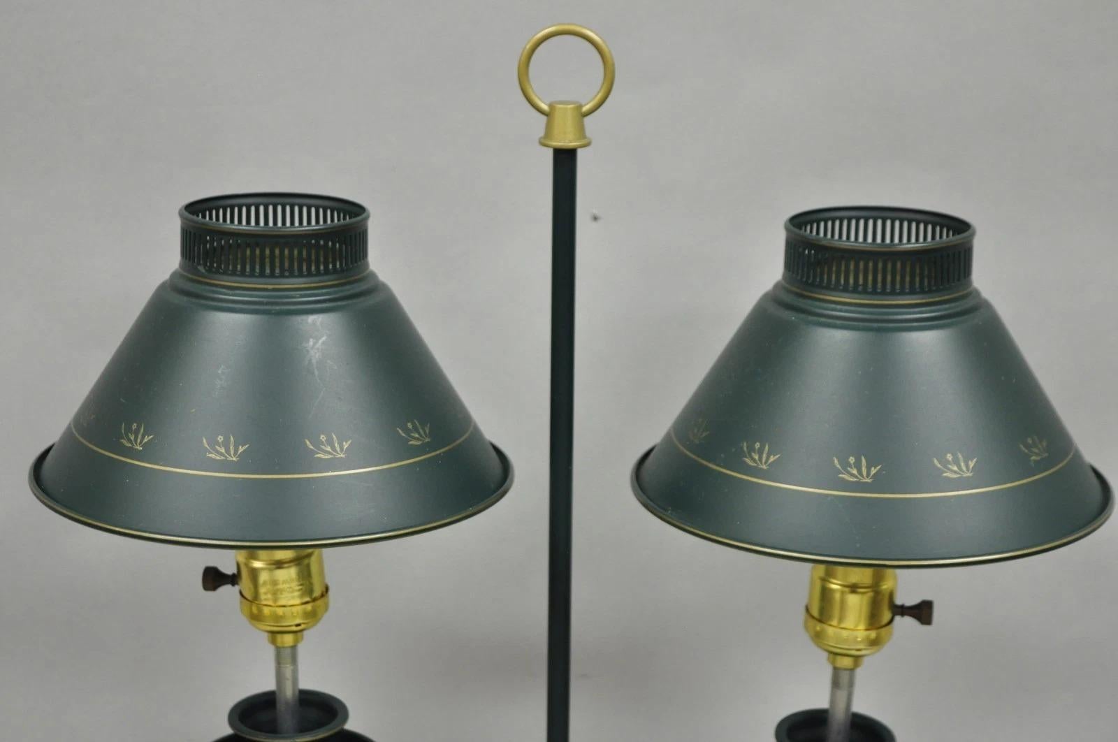 Lámpara de sobremesa de doble candelabro de metal tole verde de estilo rural francés con pantallas Otro en venta