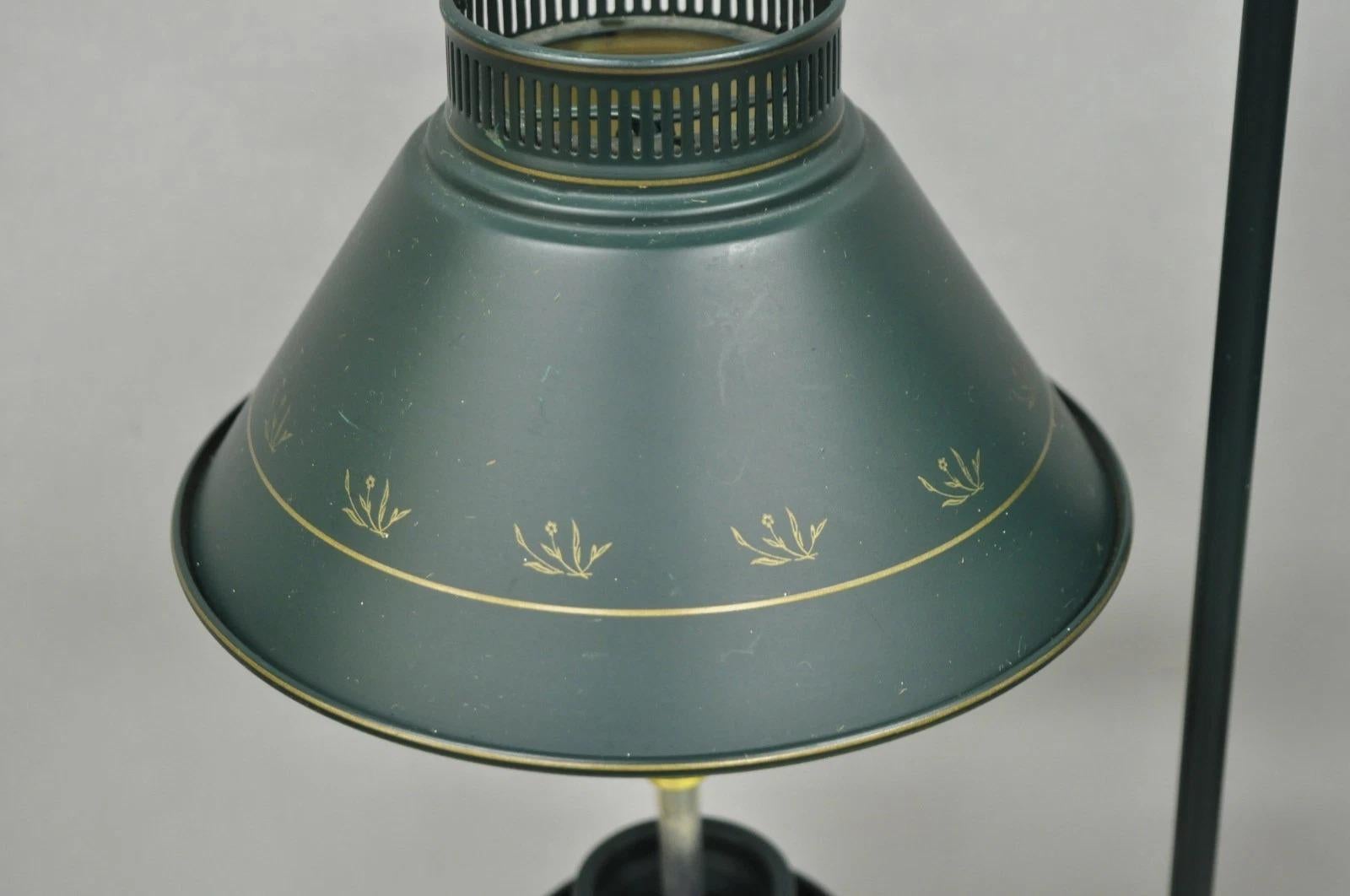 Lámpara de sobremesa de doble candelabro de metal tole verde de estilo rural francés con pantallas Desconocido en venta