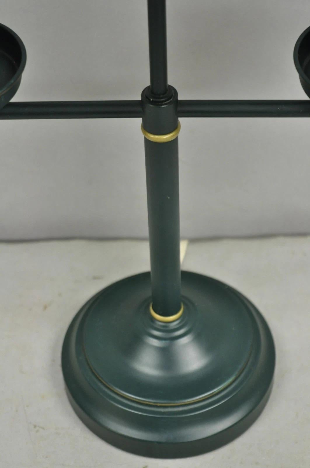 Lámpara de sobremesa de doble candelabro de metal tole verde de estilo rural francés con pantallas siglo XX en venta