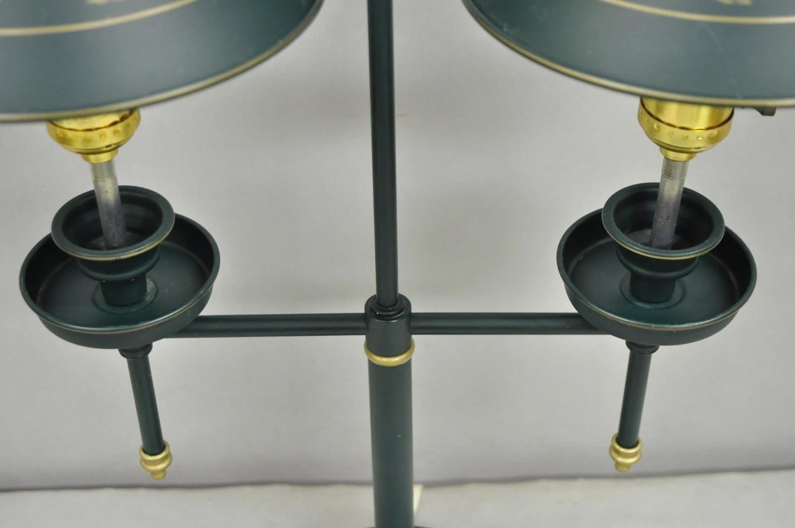 Lámpara de sobremesa de doble candelabro de metal tole verde de estilo rural francés con pantallas Metal en venta