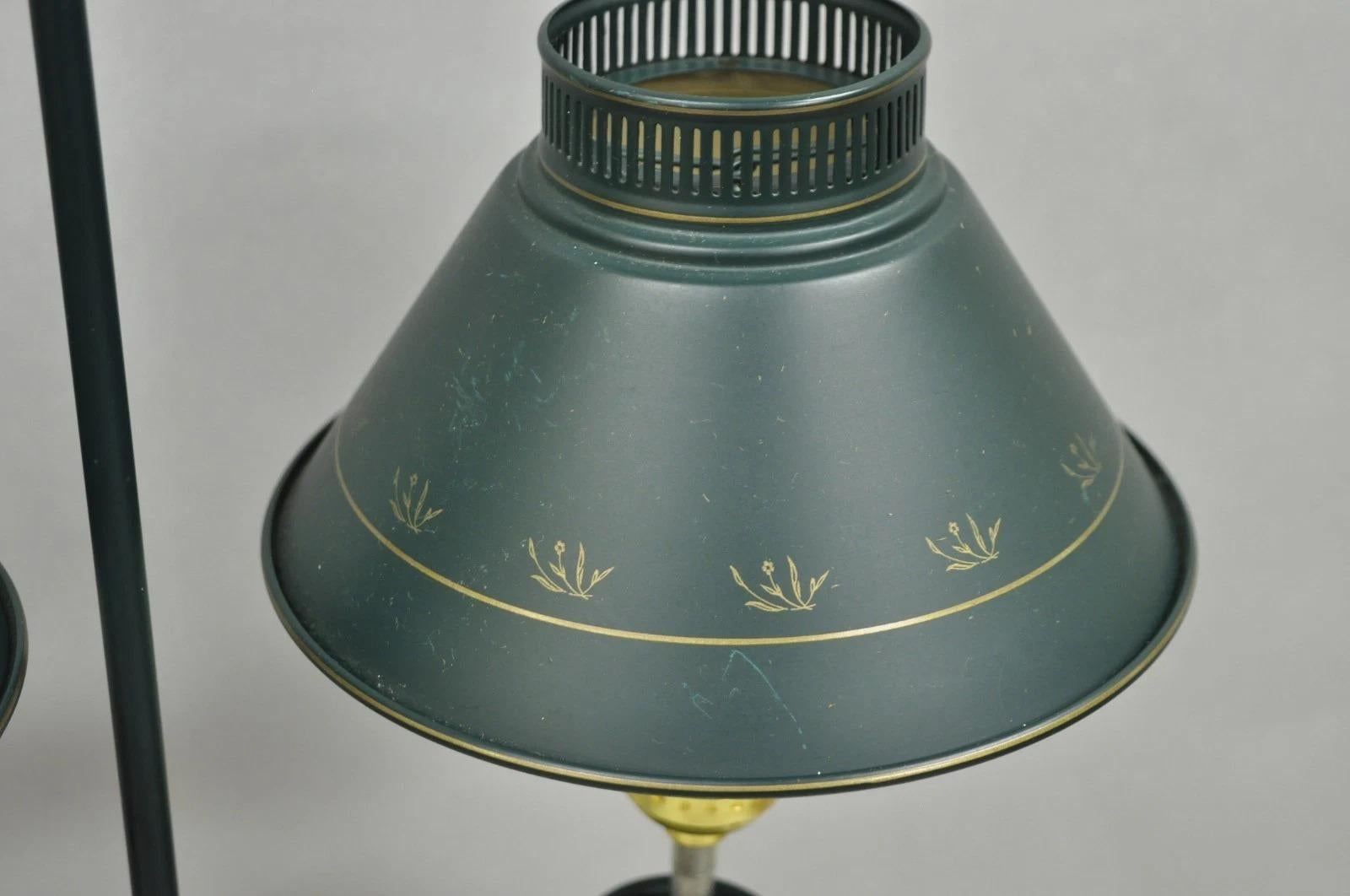 Lámpara de sobremesa de doble candelabro de metal tole verde de estilo rural francés con pantallas en venta 1