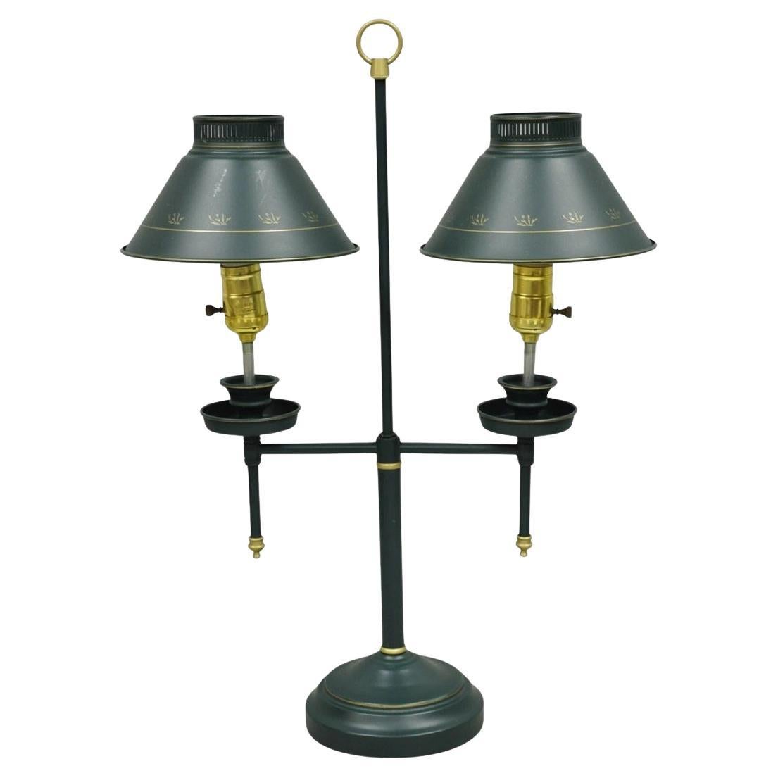 Lámpara de sobremesa de doble candelabro de metal tole verde de estilo rural francés con pantallas en venta