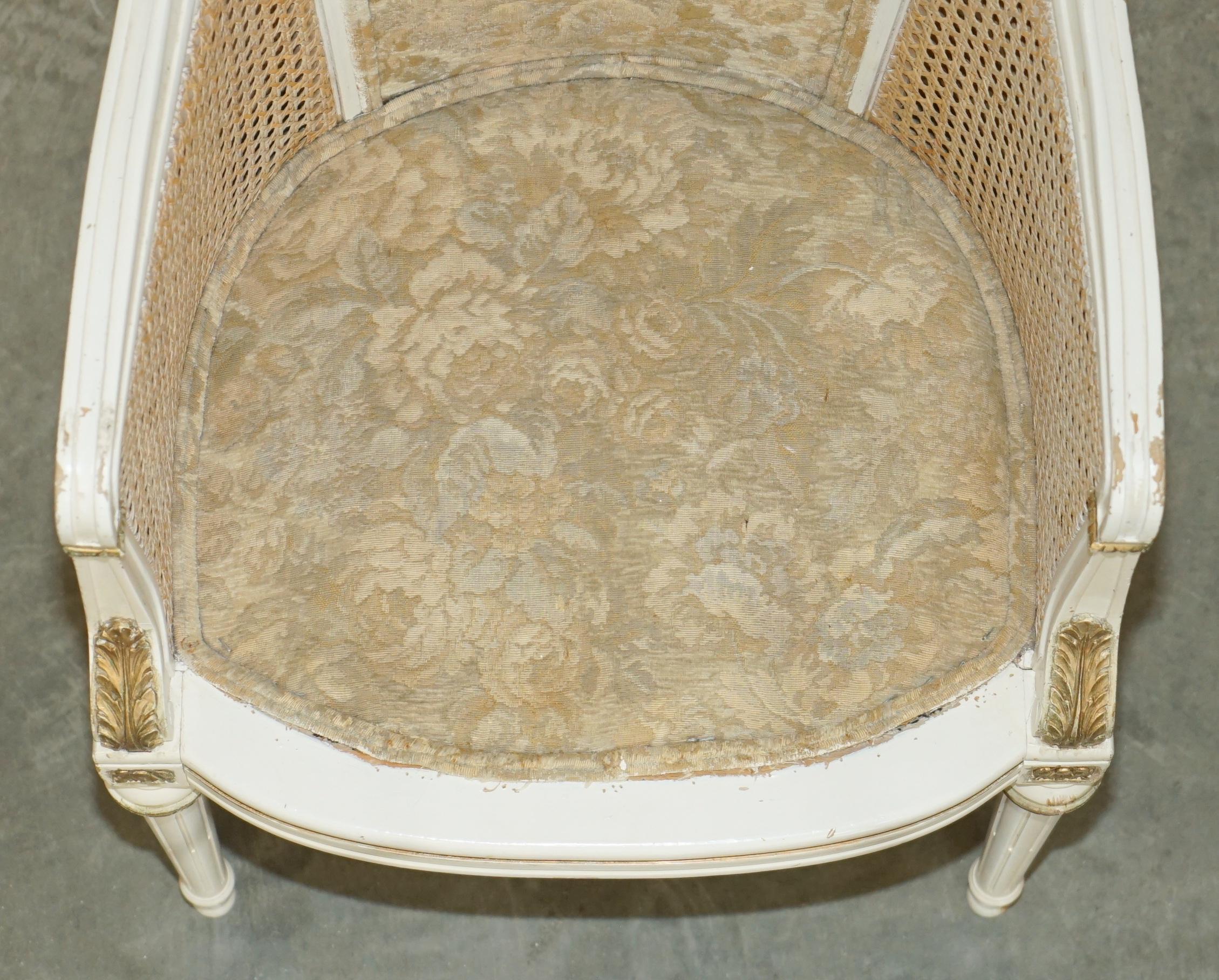VINTAGE CASA DE CAMPO FRANCESA 1940 PINTURA ORIGINAL BERGERE RATTAN ARMCHAIr en venta 8
