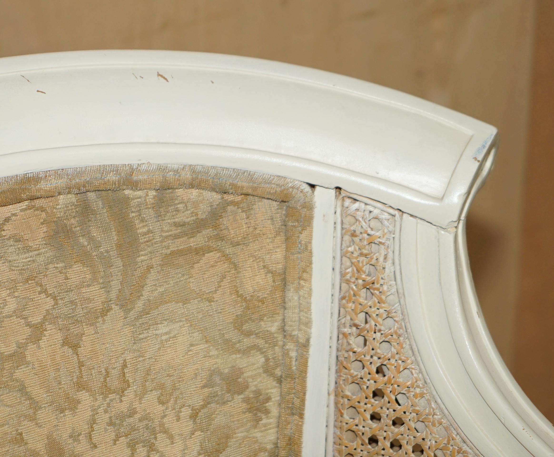 VINTAGE CASA DE CAMPO FRANCESA 1940 PINTURA ORIGINAL BERGERE RATTAN ARMCHAIr en Bueno estado para la venta en West Sussex, Pulborough