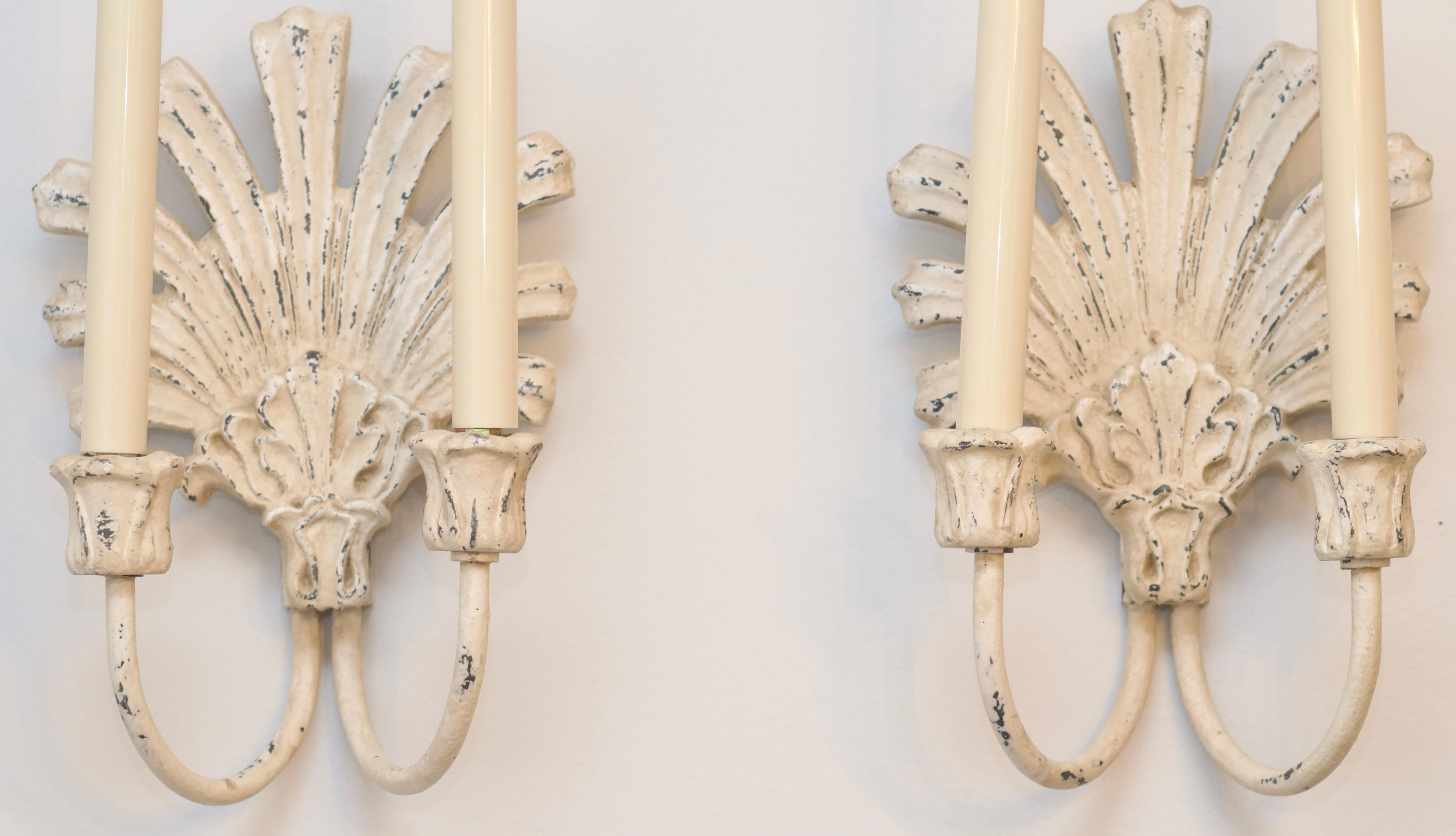 Néo-baroque Vintage French Country Iron Shell Wall Sconces - A Pair  en vente