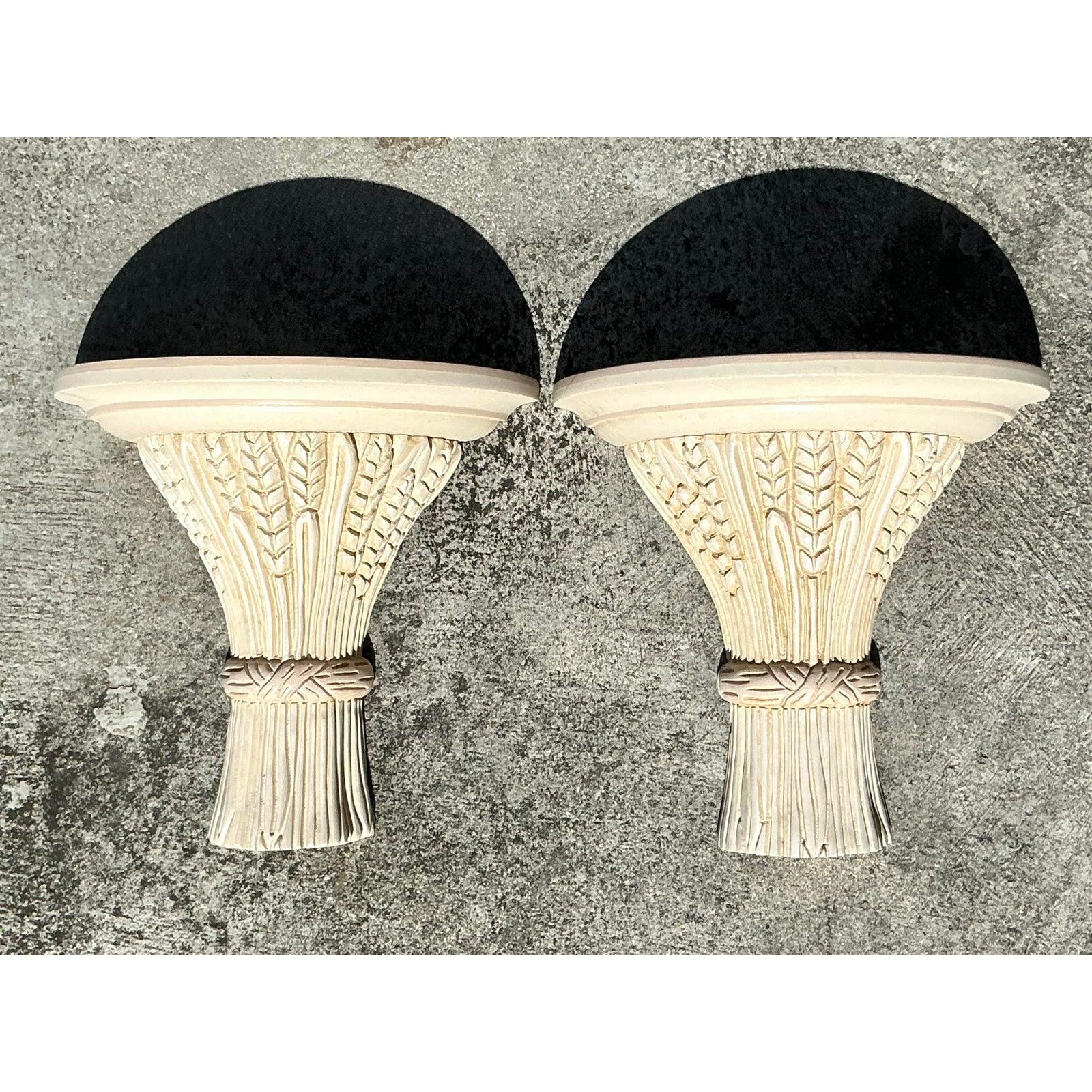 Celebra l'abbondanza e lo stile senza tempo con questa splendida coppia di mensole da parete vintage, splendidamente scolpite con l'iconico motivo del covone di grano. Ciascuna staffa è caratterizzata da gambi di grano intricati e dettagliati,